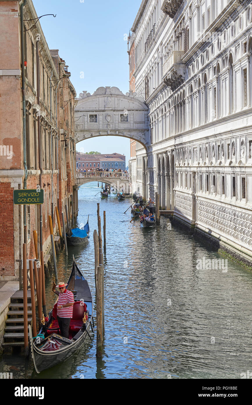 Venezia, Italia - 14 agosto 2017: Ponte dei Sospiri e gondola barca con gondoliere in una soleggiata giornata estiva a Venezia, Italia Foto Stock