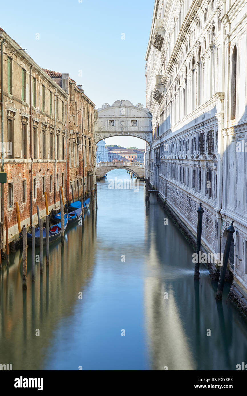 Ponte dei Sospiri, mattina a Venezia, un ampio angolo di visione del canale, Italia Foto Stock