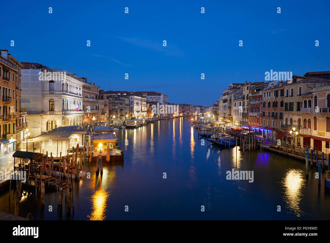 Canal Grande di Venezia, illuminata all'alba in Italia Foto Stock