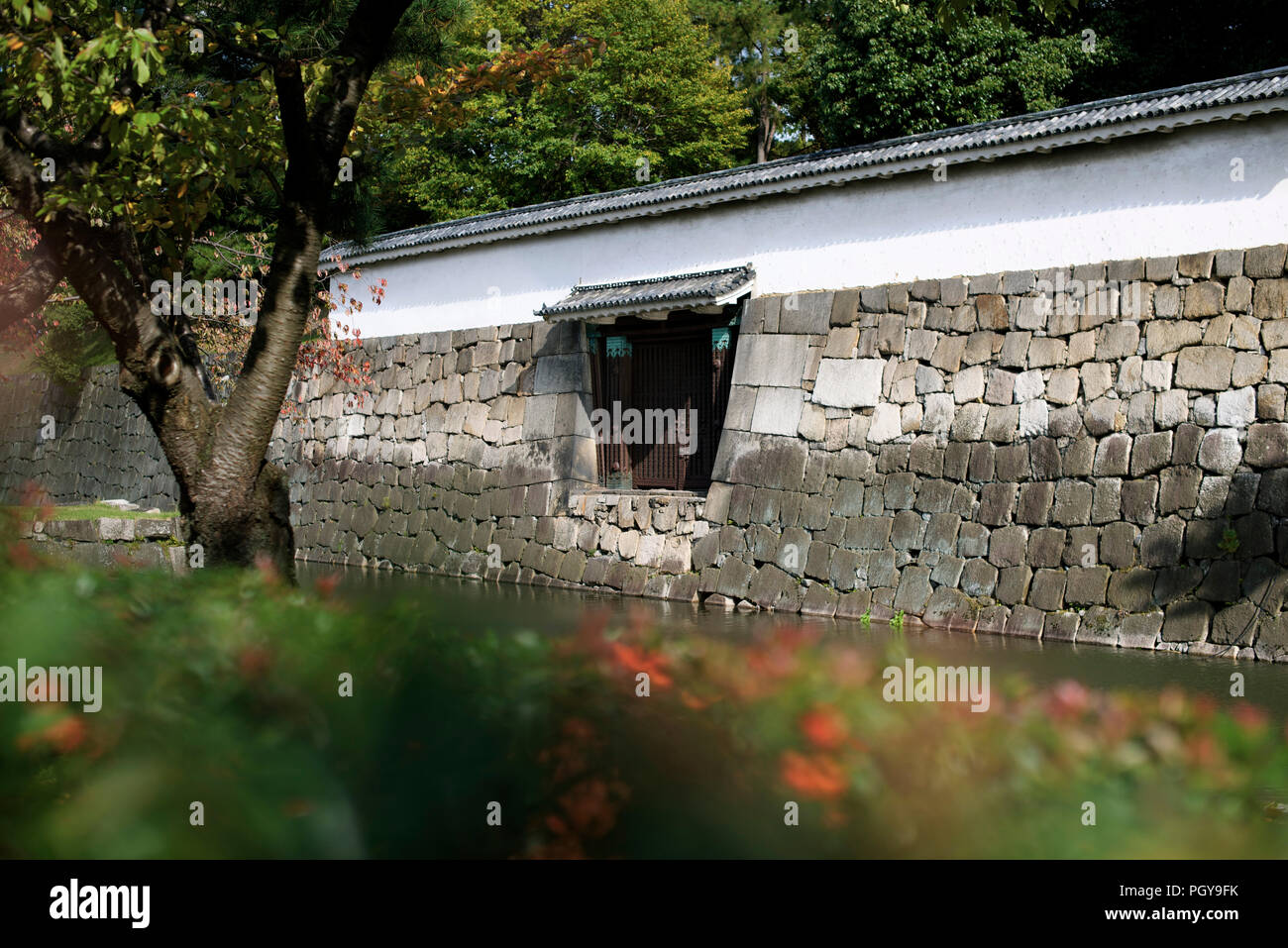 La foto mostra la porta est e il fossato esterno del Castello di Nijo a Kyoto, in Giappone il 14 nov. 2014. Il castello fu costruito dagli shogun Tokugawa Ieyasu nel 1603 Foto Stock