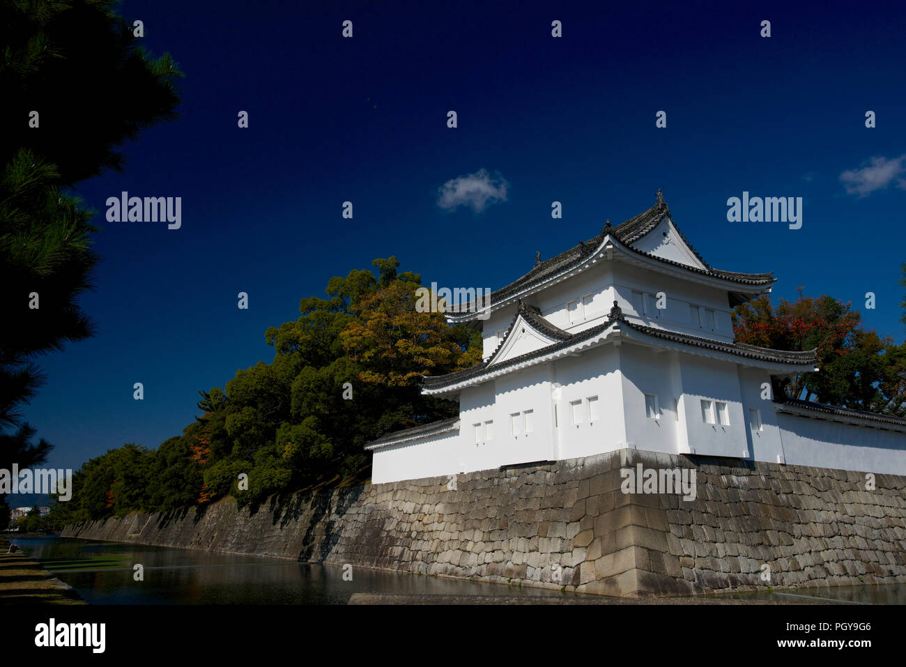 La foto mostra l'angolo sud-est dungeon tower e il fossato esterno del Castello di Nijo a Kyoto, in Giappone il 13 nov. 2014. Il castello fu costruito da shogun di Foto Stock