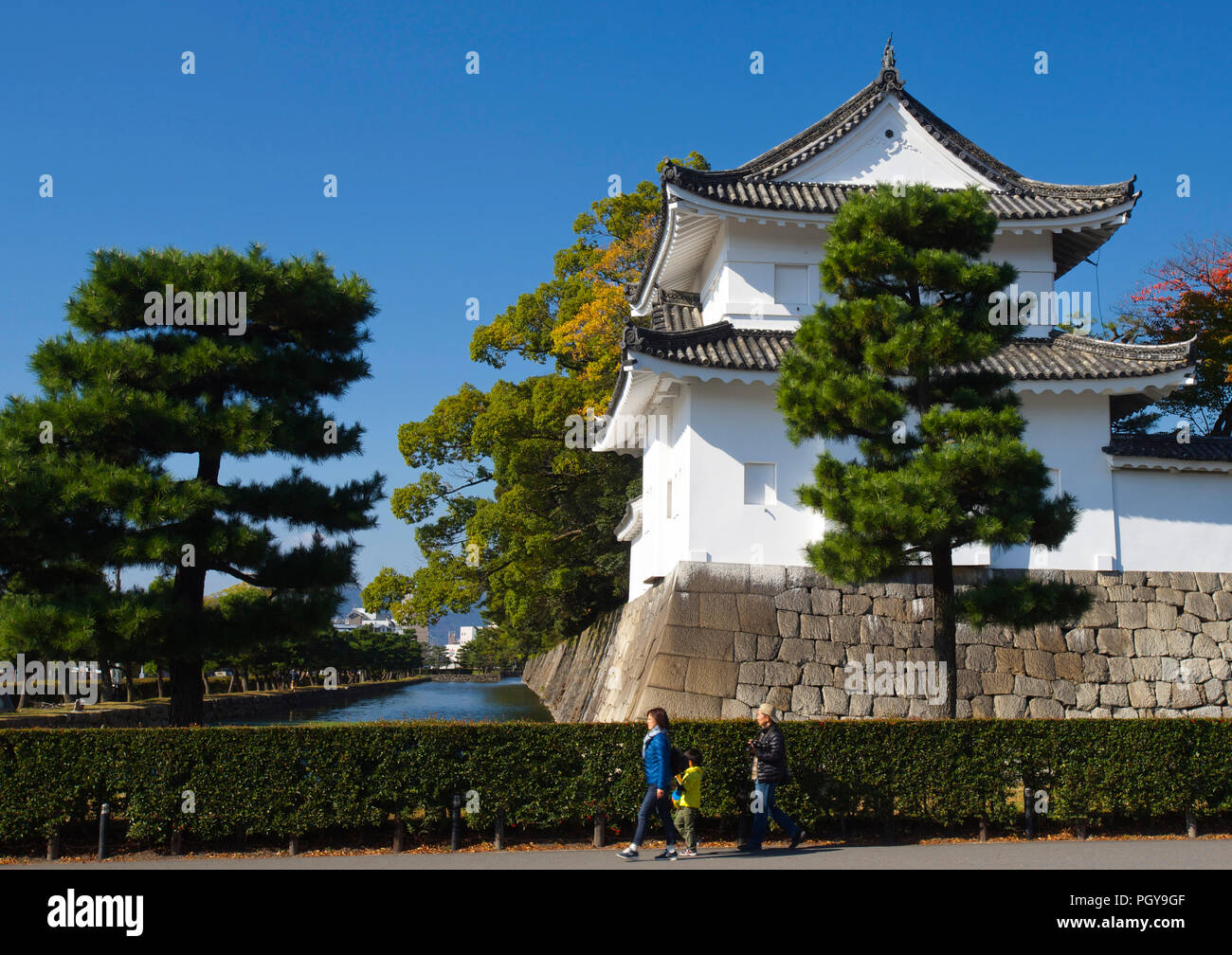 La foto mostra l'angolo sud-est dungeon tower e il fossato esterno del Castello di Nijo a Kyoto, in Giappone il 13 nov. 2014. Il castello fu costruito da shogun di Foto Stock