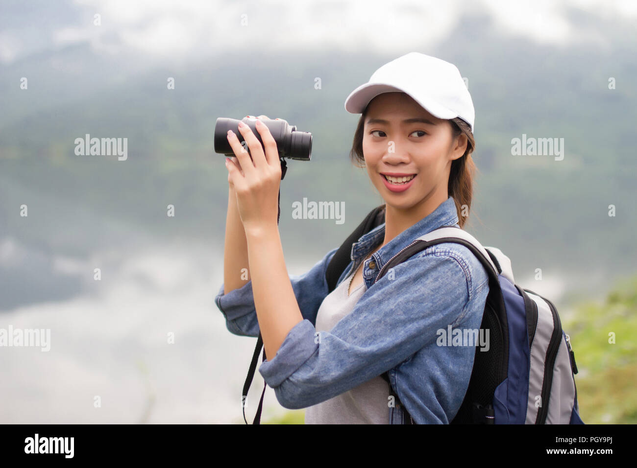 Avventura tailandese ragazza felice con il suo bird watching su sfondo di montagna Foto Stock