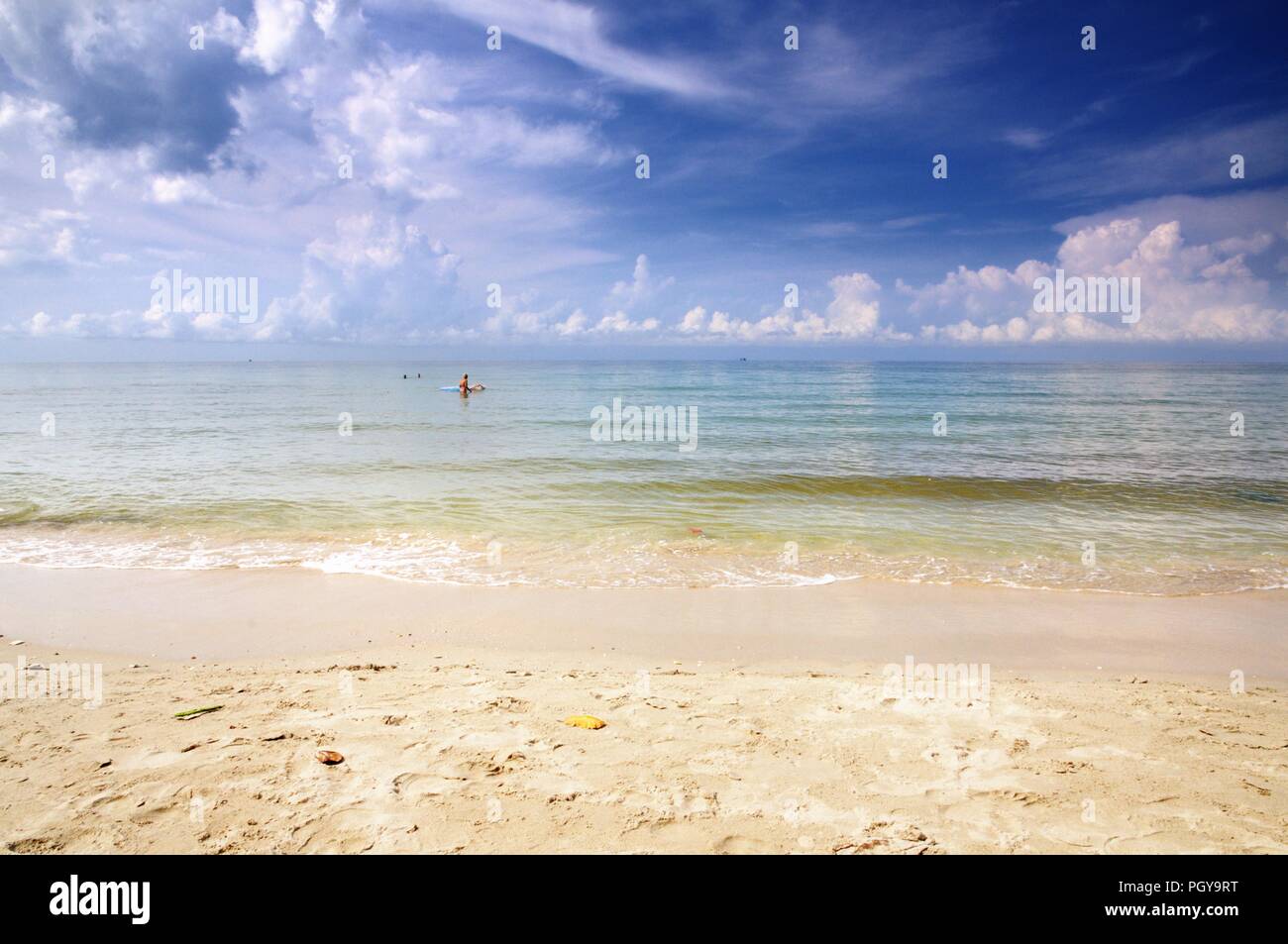 La spiaggia di sabbia bianca. Koh Chang island, Thailandia. Foto Stock