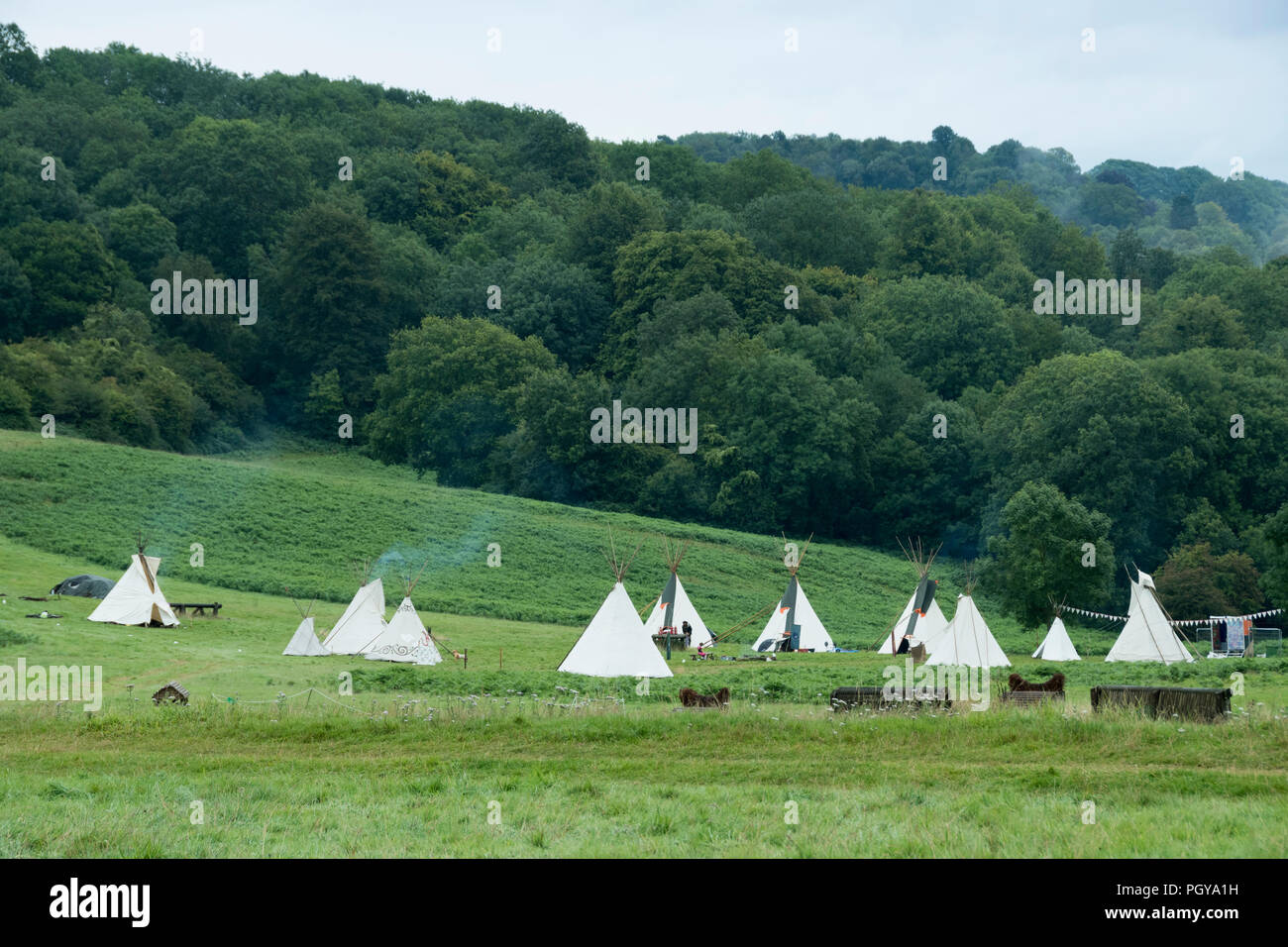 Chepstow, Galles - 14 ago: affacciato su un cerchio di inclinate tipis nella valle teepee su 14 Ago 2015 al Green Gathering Festival Foto Stock