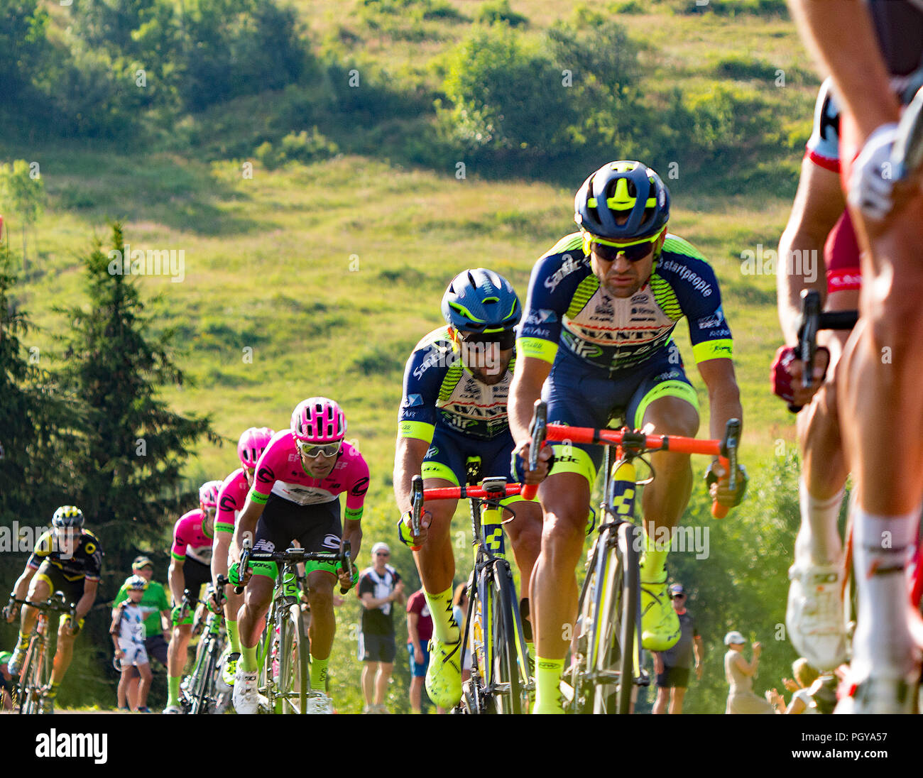 I ciclisti di potenza in uscita di una curva discendente da Col De la Colombiere, Le Grand Bornand, la decima tappa del Tour de France. Foto Stock