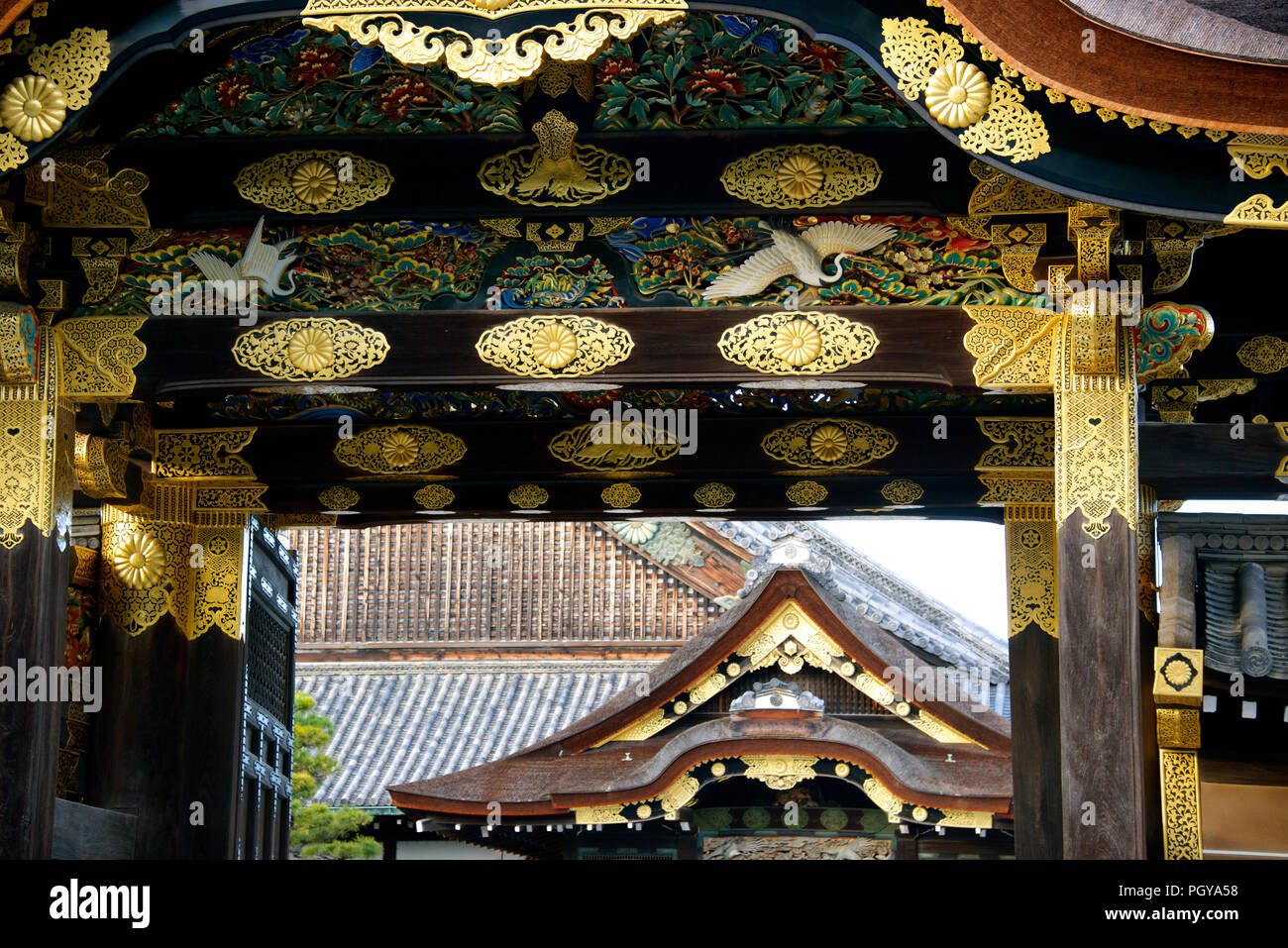 La foto mostra il karamon cancello che conduce attraverso i principali edifici del Palazzo Ninomaru dentro il castello di Nijo a Kyoto, in Giappone il 13 nov. 2014. Il Foto Stock