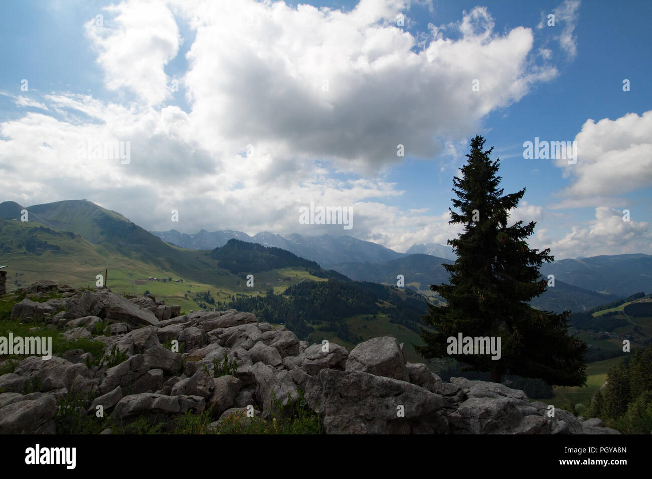 Vista da Jalouvre verso La Clusaz e altre montagne nelle Alpi francesi. Foto Stock