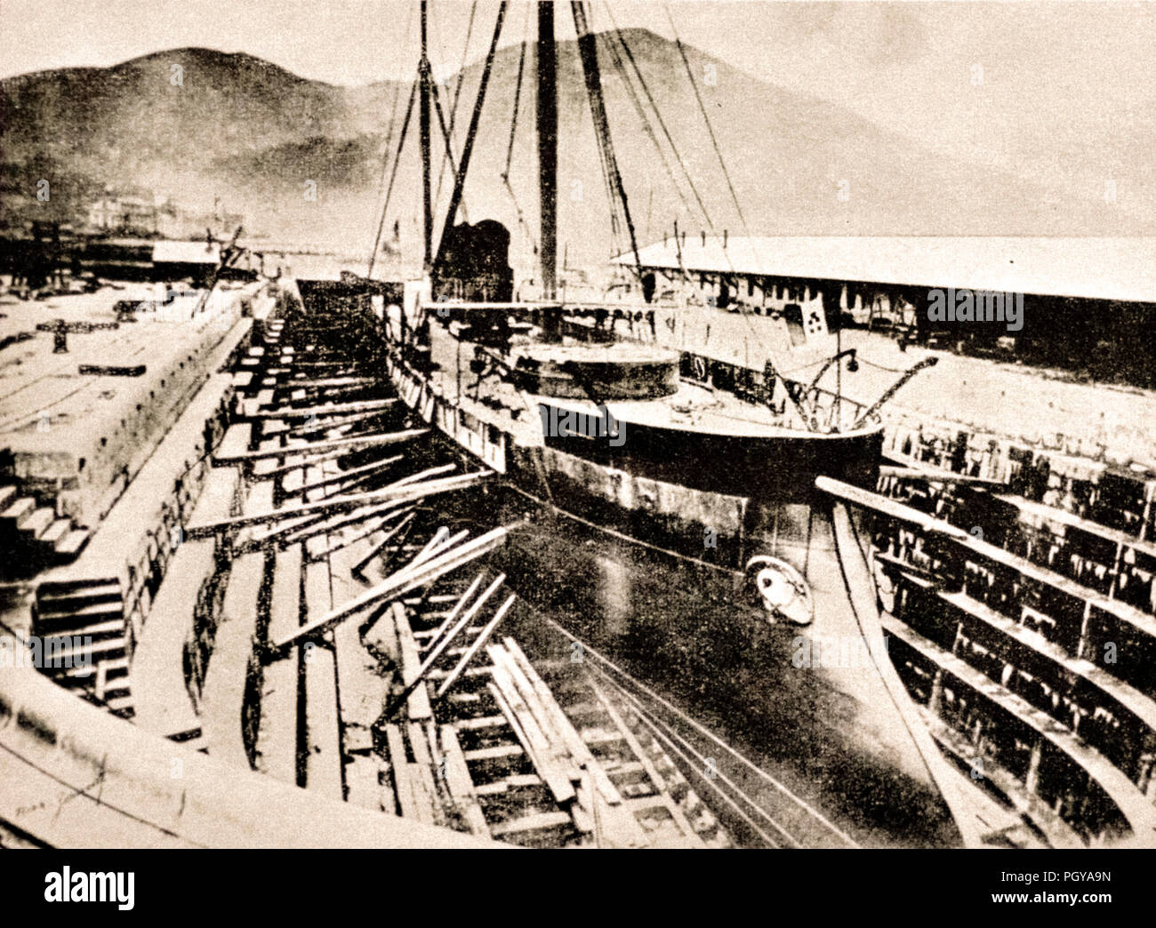La zavorra ancorata a La Spezia nel 1869 Foto Stock