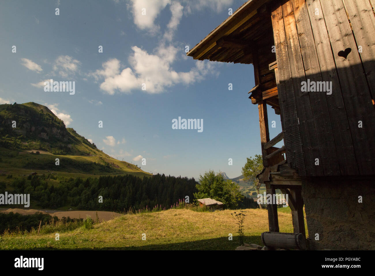Chalet di montagna con Le Grand Bornand Le Chinaillon piste da sci in distanza. Summer View. Foto Stock