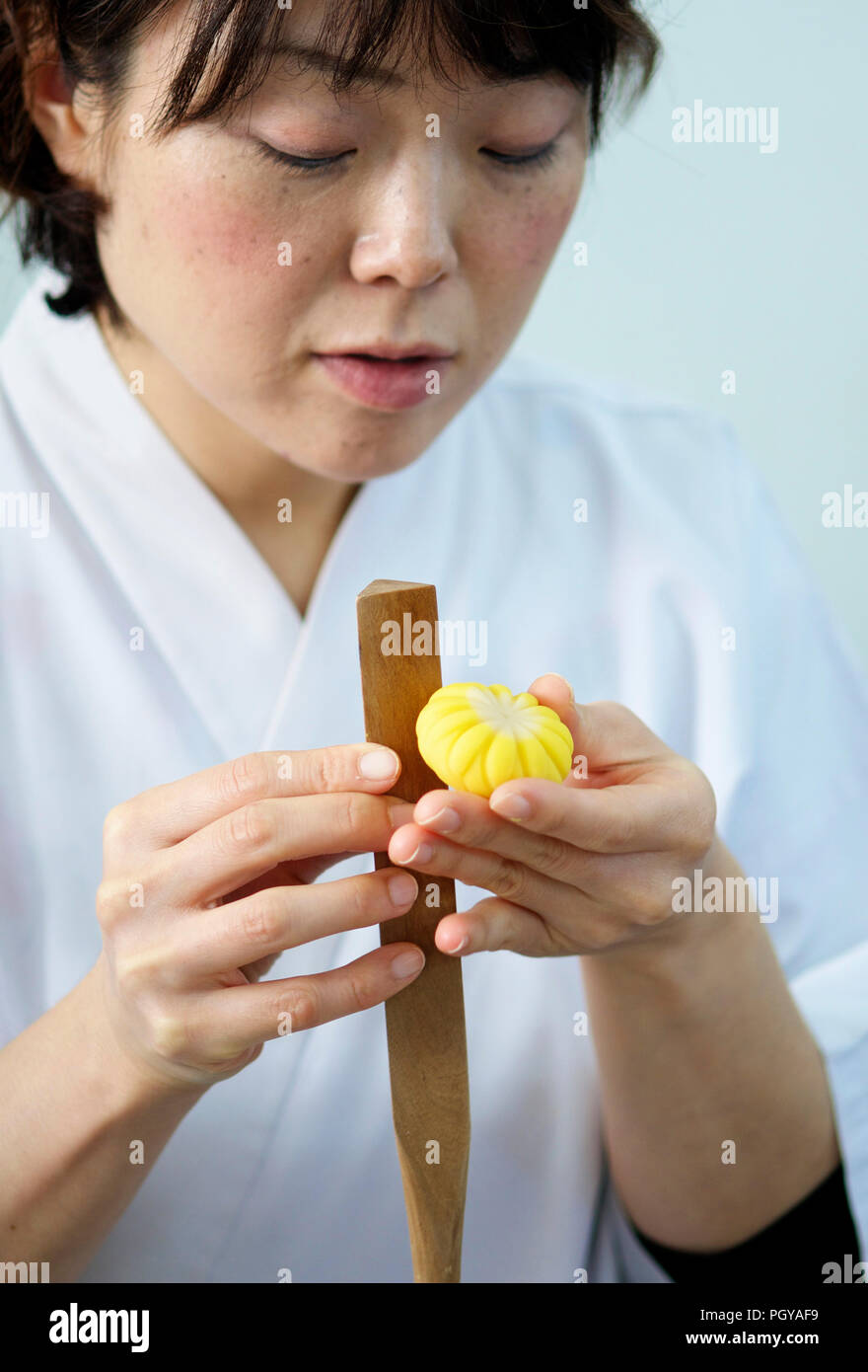 Artigiano Nanami Yoshida dimostra che per rendere dolci di Kyoto a Yoshihiro a Kyoto, in Giappone il 14 nov. 2014. Kyoto è rinomato per i dolci wagashi e o Foto Stock