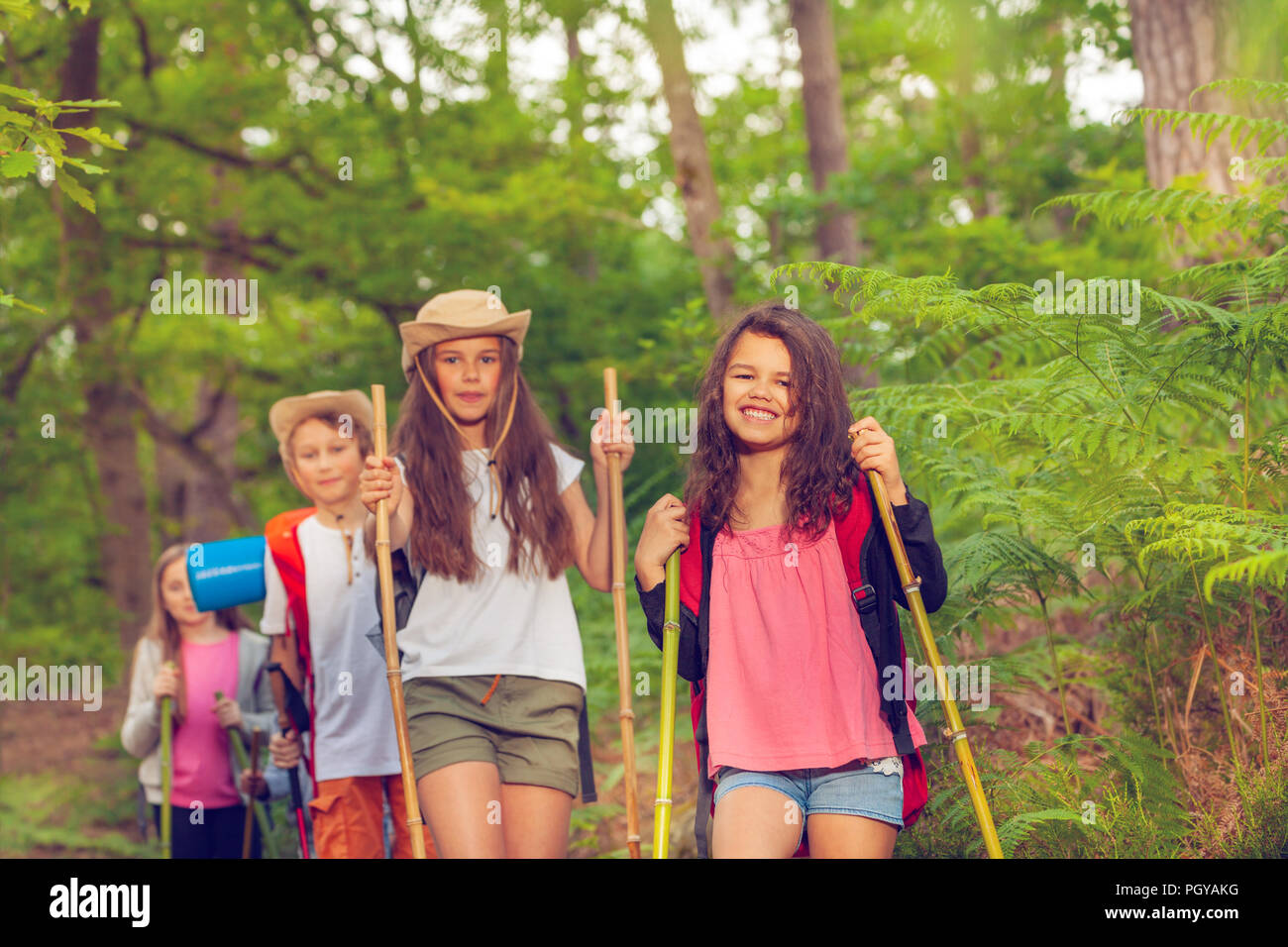 Ritratto di gruppo di bambini in una attività di trekking ragazzi e ragazze di età scolare su sentiero Foto Stock