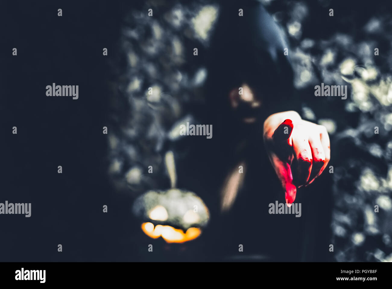 Close up della procedura guidata di sanguinose lato rivolto verso la parte anteriore. Zucca lanterna elemento. L' orrore e la nozione di Ghost. Halloween e scary movie tema. Mistero in avanti Foto Stock