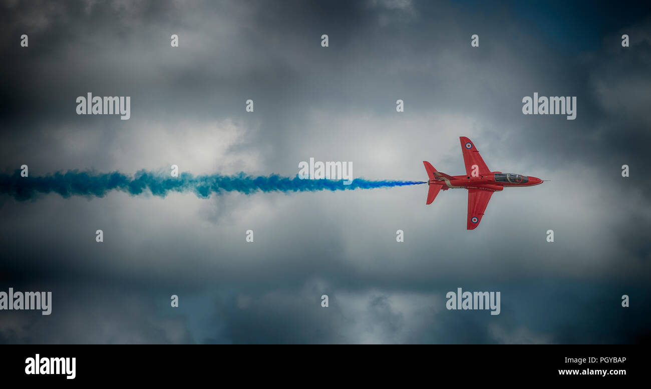 La RAF frecce rosse aerobatic team display a 2017 Eastbourne air show contro cieli grigi Foto Stock