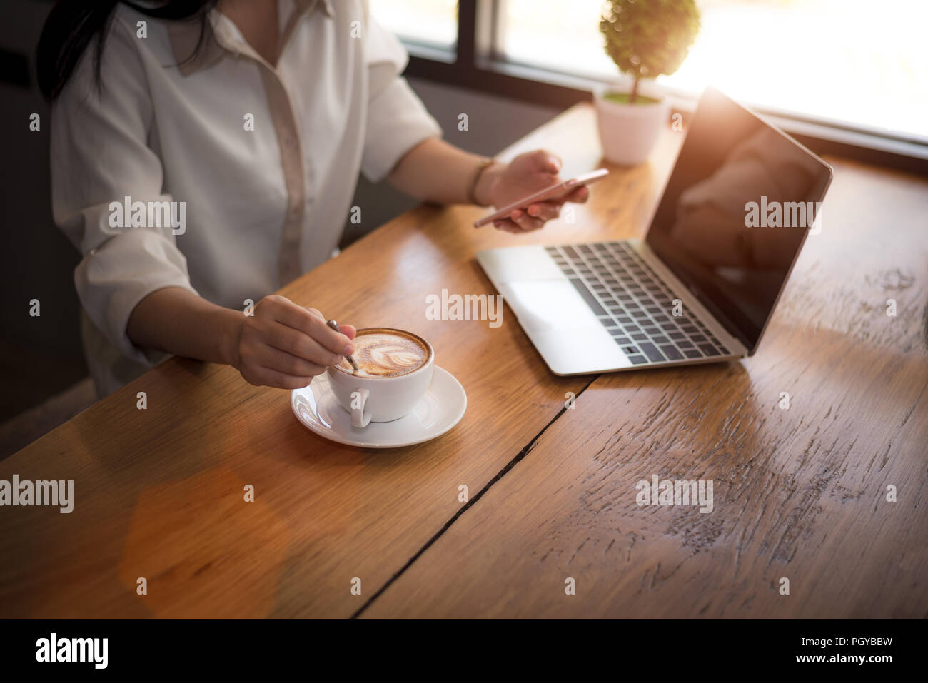 Close up di business donna lavora con laptop e di bere il caffè in ufficio. Business e stili di vita del concetto. Imprenditore e tema Freelance Foto Stock