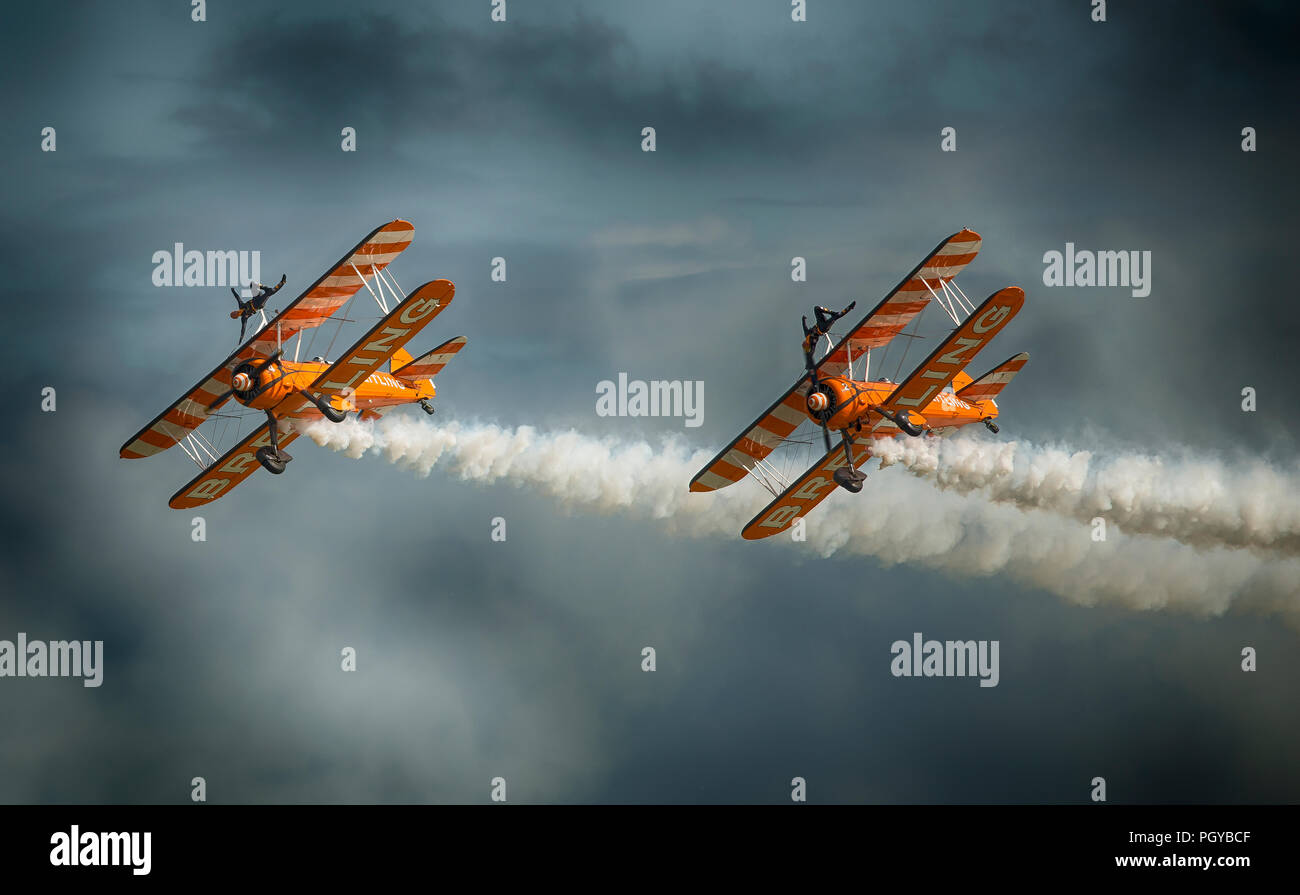 Il Breitling Wing Walkers display del team al 2017 Eastbourne air show contro cieli grigi Foto Stock