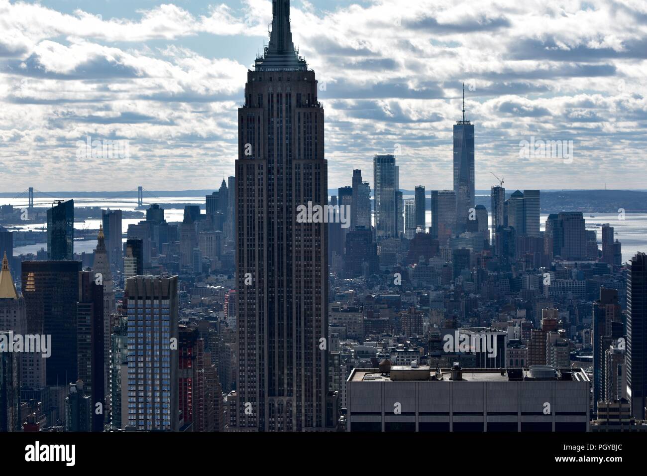 New York paesaggio urbano riprese contro il sole luminoso con Empire State building che domina la vista Foto Stock