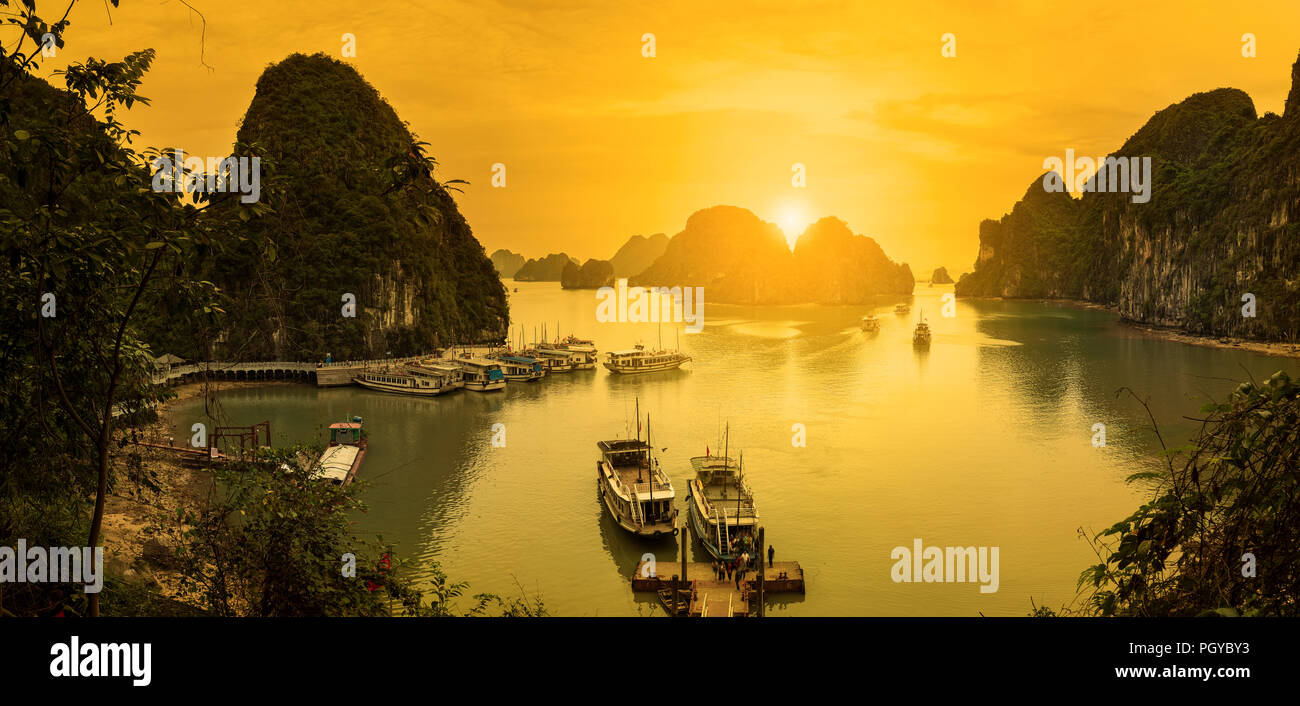 Vista panoramica delle isole nella baia di Halong, Vietnam, sud-est asiatico Foto Stock