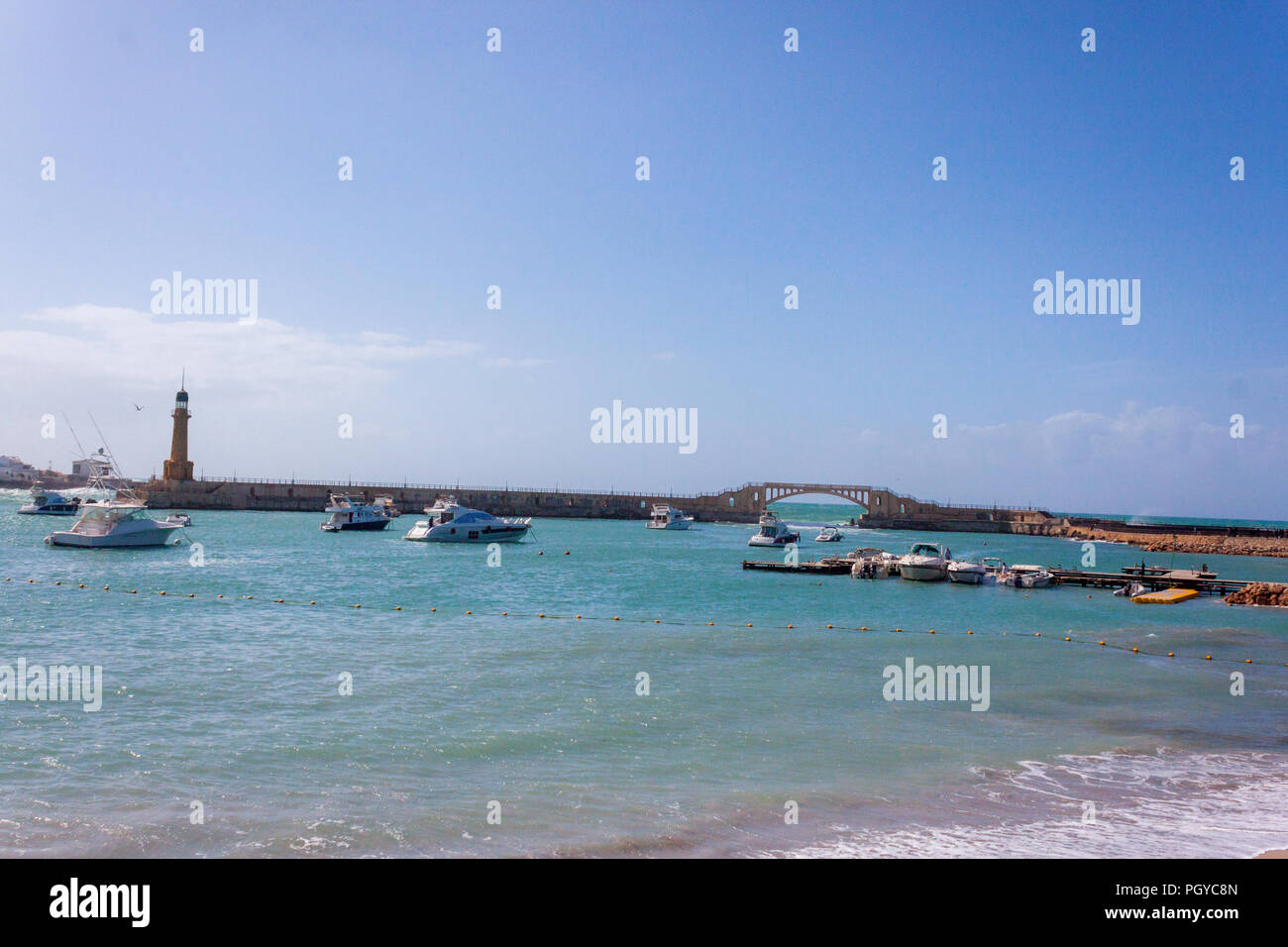 Faro di Alessandria e thr palazzo Montaza Foto Stock