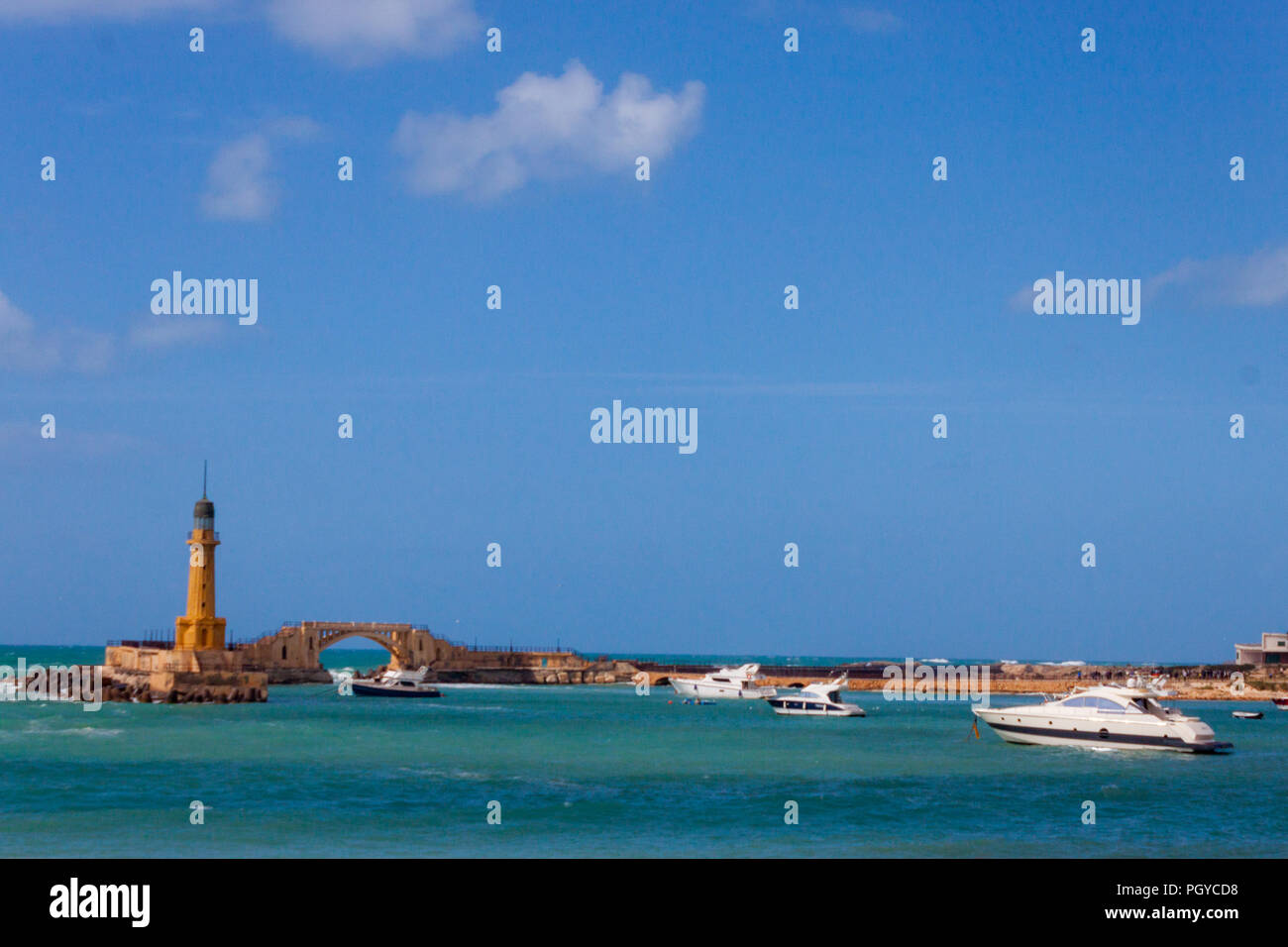 Faro di Alessandria e thr palazzo Montaza Foto Stock