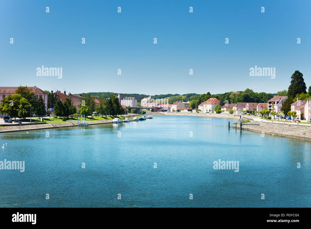 Panorama del fiume Saone dal ponte nella città di grigio, comune nel reparto Haute-Saone nella regione di Bourgogne-Franche-Comte nella Francia orientale. Foto Stock