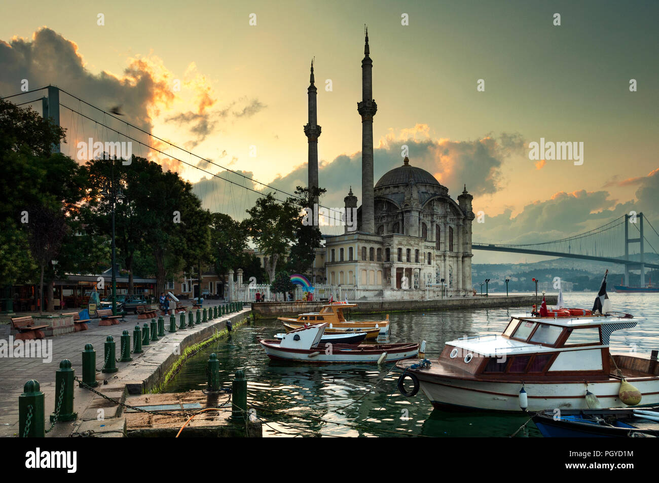Ortakoy square e Istanbul Ponte sul Bosforo Foto Stock