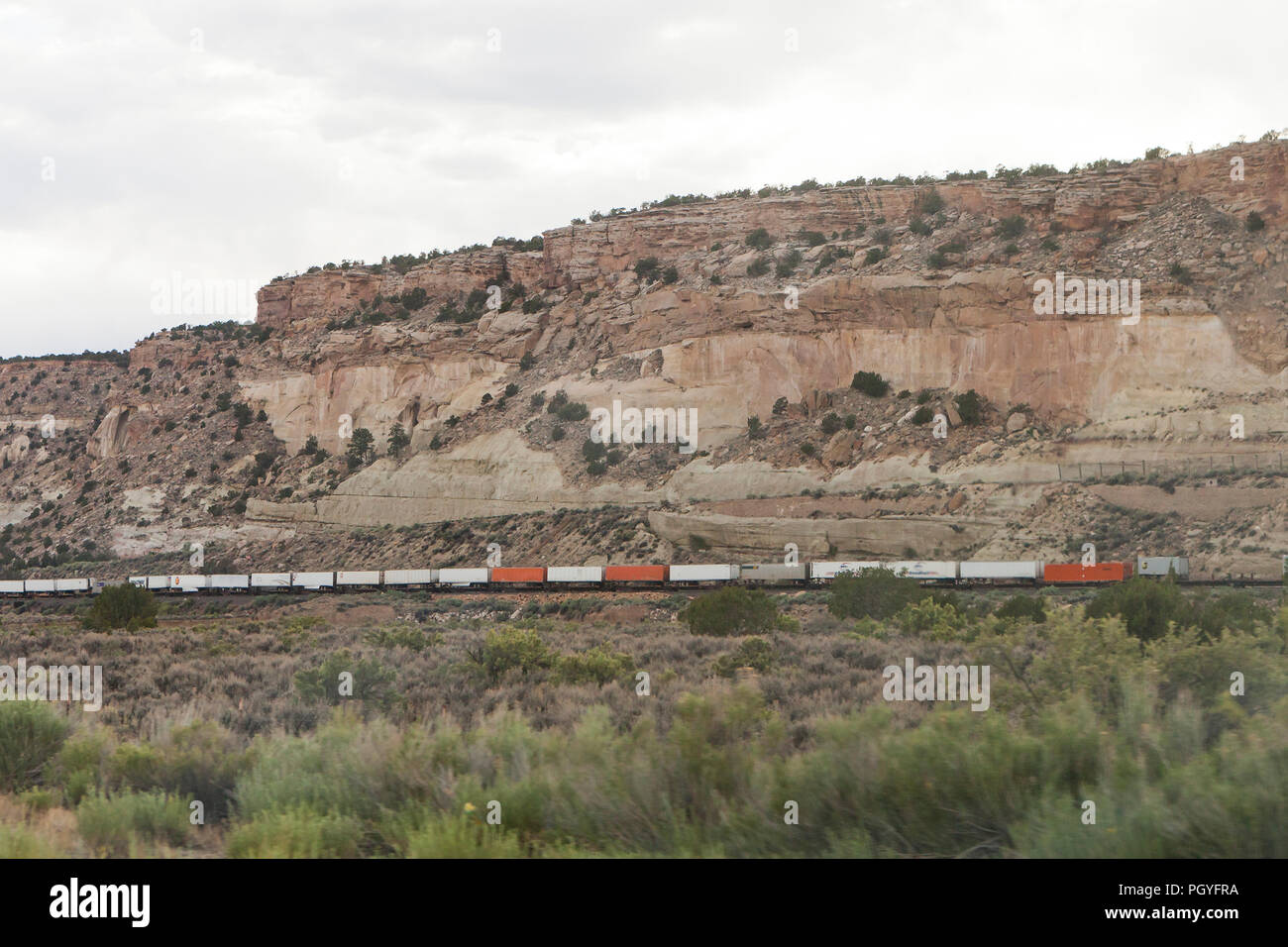 Auto e treno che viaggia attraverso il deserto rurale - Arizona USA Foto Stock