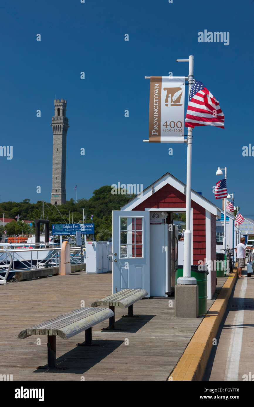 MacMillan Pier/Wharf passerella con il monumento del pellegrino in background. A Provincetown, Massachusetts, STATI UNITI D'AMERICA Foto Stock