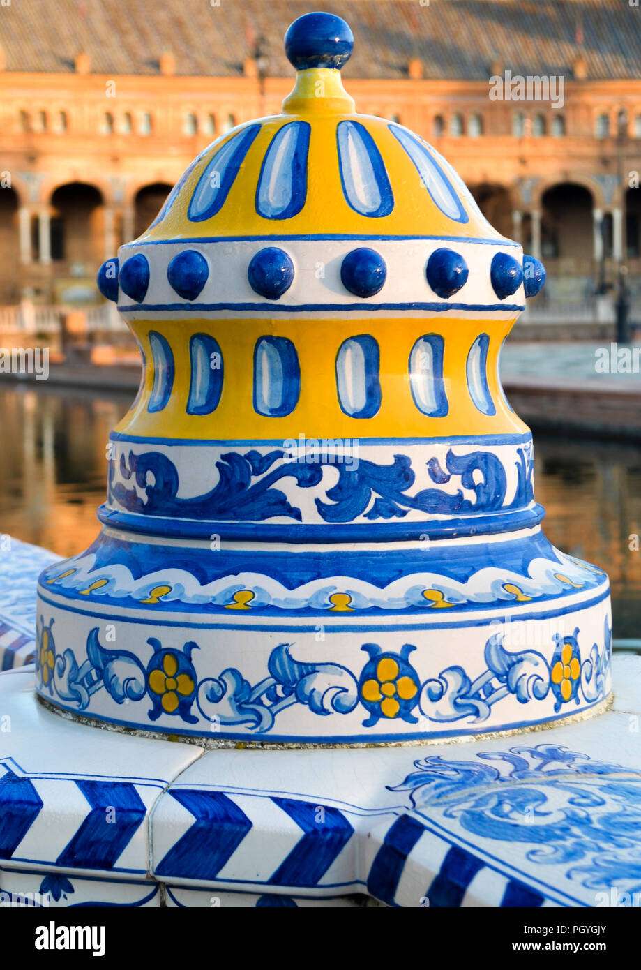 Decorazione ornati con giallo e blu di pilastri in Plaza de Espana in Siviglia, Spagna Foto Stock