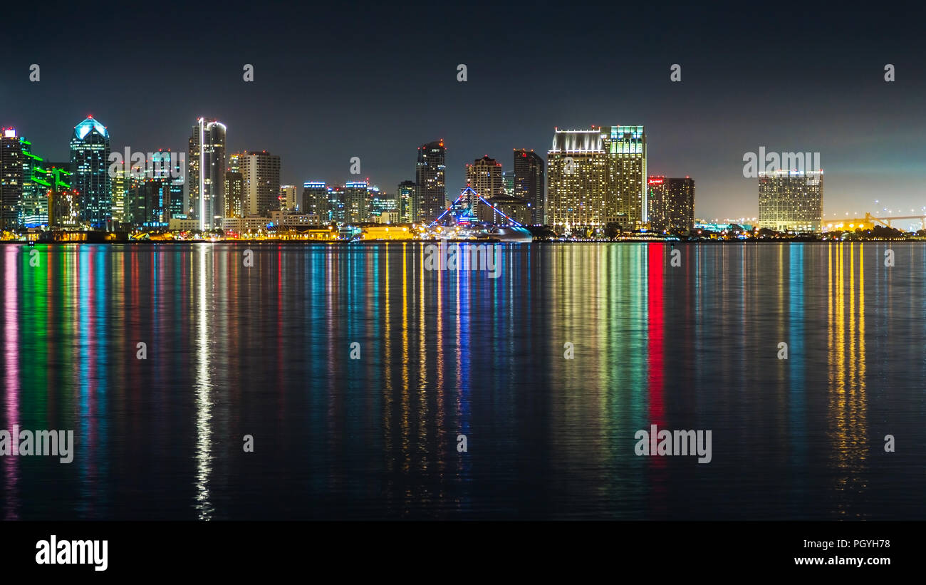 San Diego skyline, notte, acqua riflessioni. Il centro città con edifici riflettenti, città di San Diego, California USA. Grattacieli nel centro cittadino Foto Stock