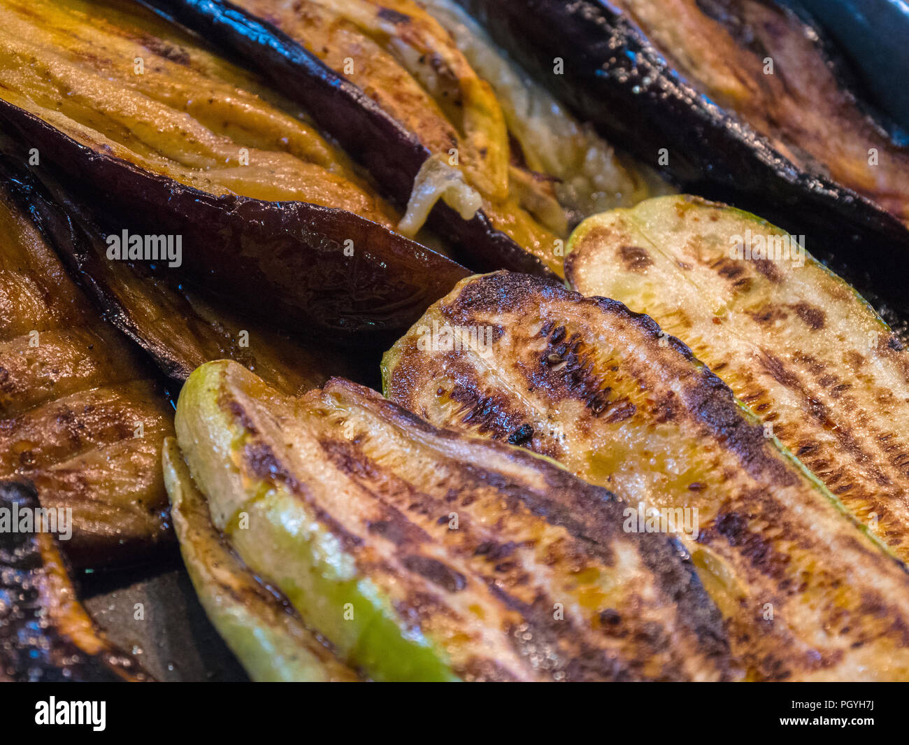 Zucchine, melanzane grigliate di primo piano sullo sfondo Foto Stock
