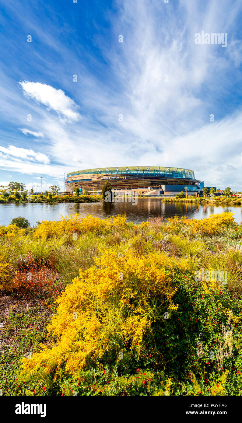 Optus Stadium e lo stadio parco con piante autoctone crescente accanto a un lago Foto Stock