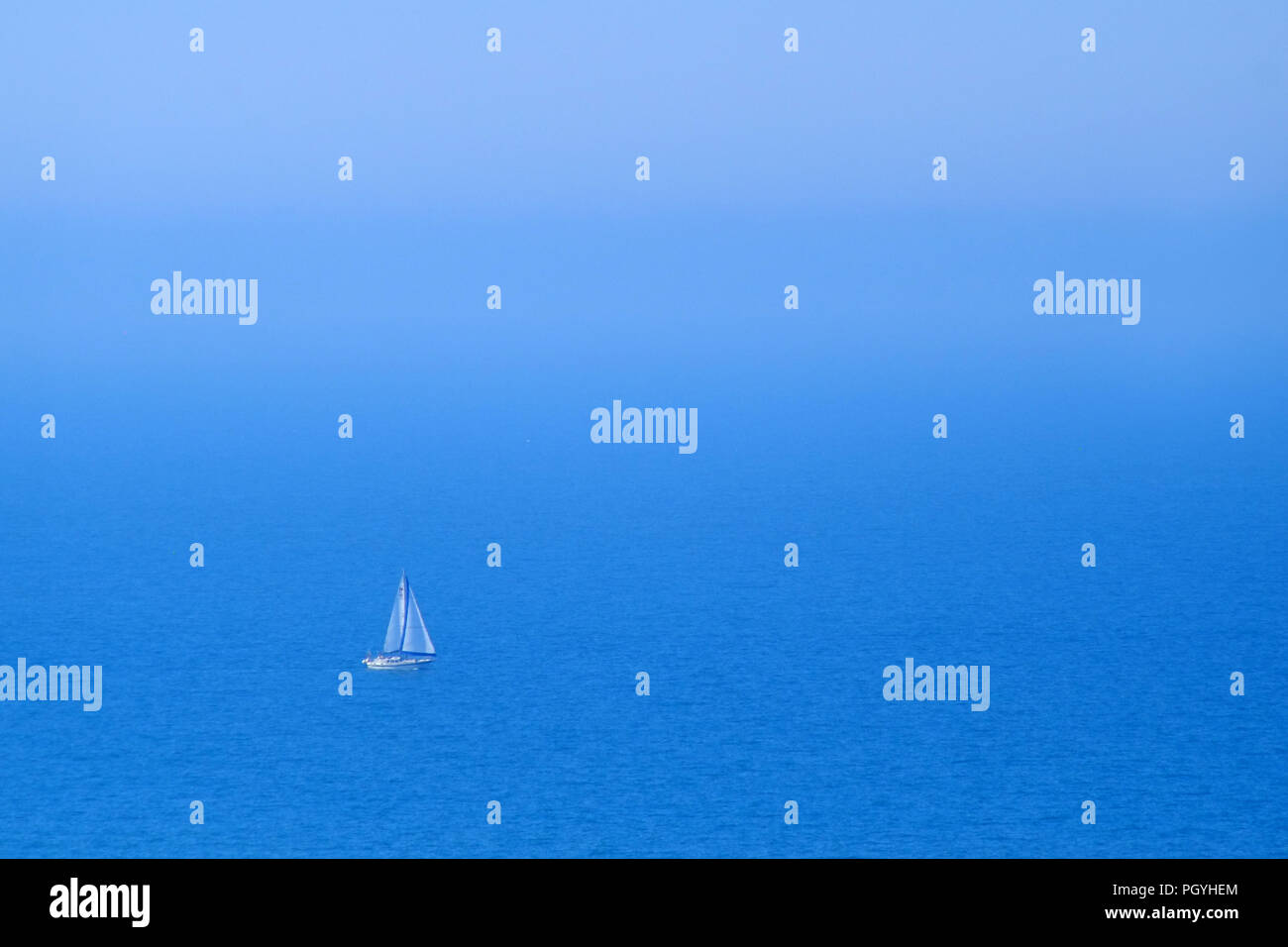Yacht bianco su un mare blu Foto Stock