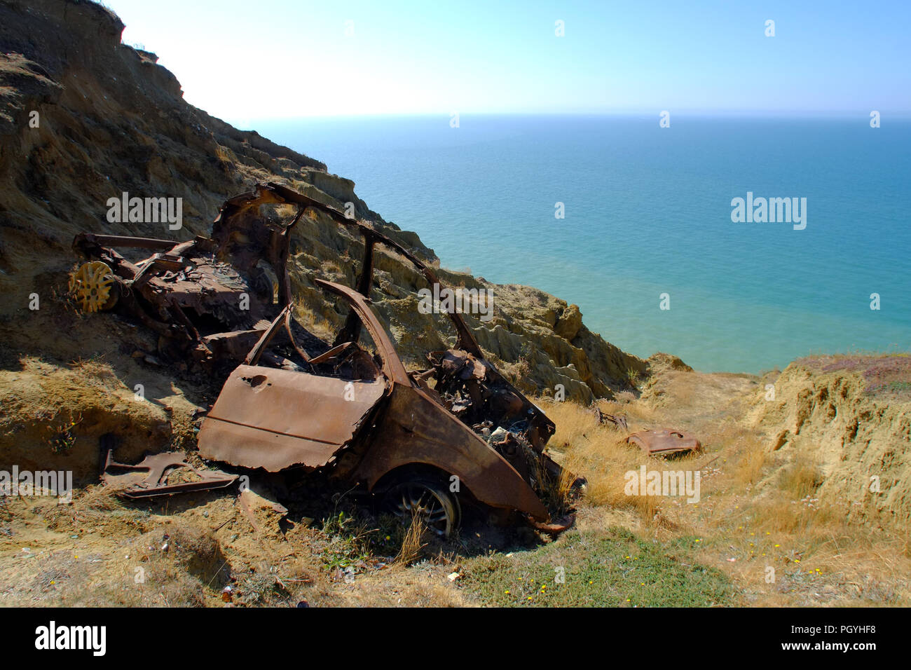 Relitto di un bruciato auto su chalk scogliere sul mare nei pressi di Newhaven, East Sussex, Regno Unito Foto Stock