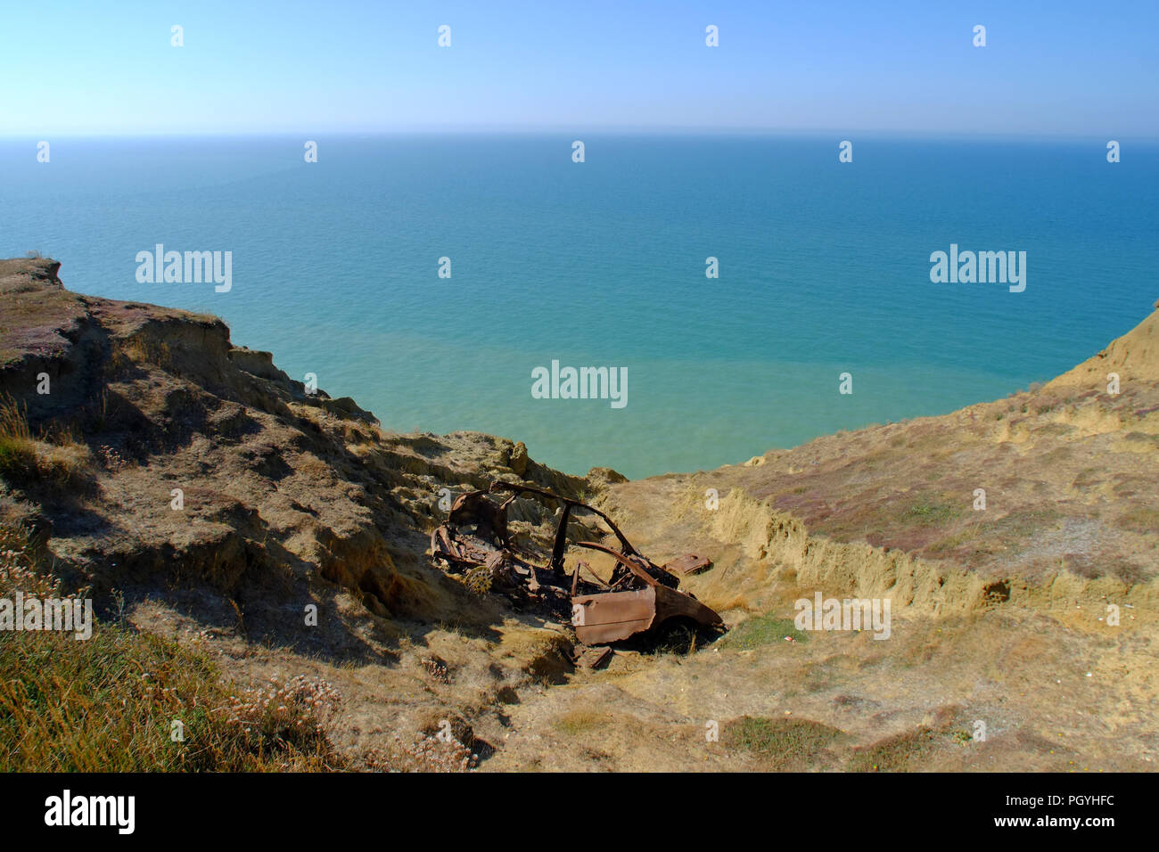 Relitto di un bruciato auto su chalk scogliere sul mare nei pressi di Newhaven, East Sussex, Regno Unito Foto Stock