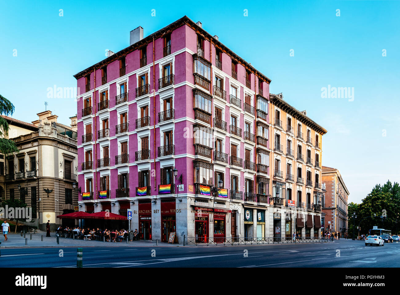 Madrid, Spagna - 25 agosto 2018: Bailen Street nel centro storico della città al tramonto. Foto Stock