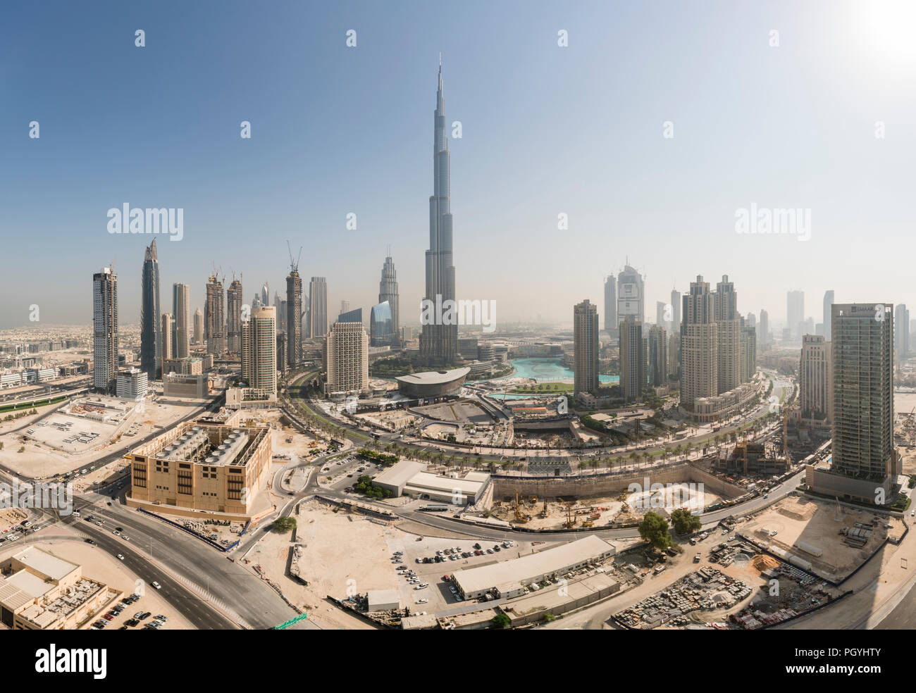 Il Burj Khalifa e il centro cittadino di Dubai quartiere di Dubai, Emirati Arabi Uniti. Il sambuco conformata a Dubai Opera house si siede di fronte al Burj Khalifa Foto Stock