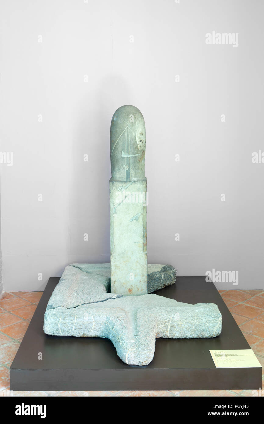 Shivalinga e piedistallo, pietra, Museo Nazionale di Songkhla, Thailandia Foto Stock