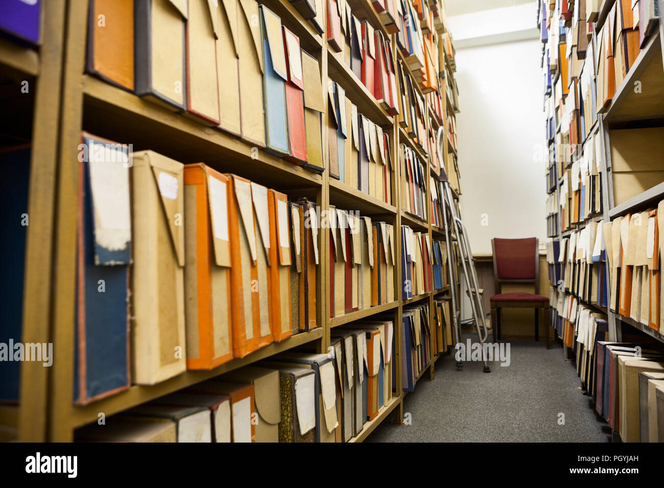 Archivio di documenti e cartelle di caselle bianche su scaffalature di legno  Foto stock - Alamy