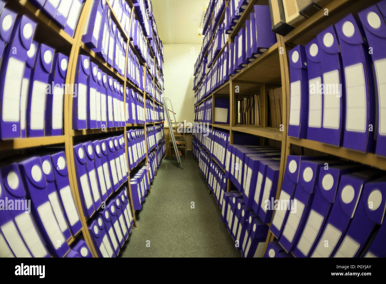 Ampio angolo di visione in camera di archiviazione e storage con documenti Documenti e schemi Foto Stock