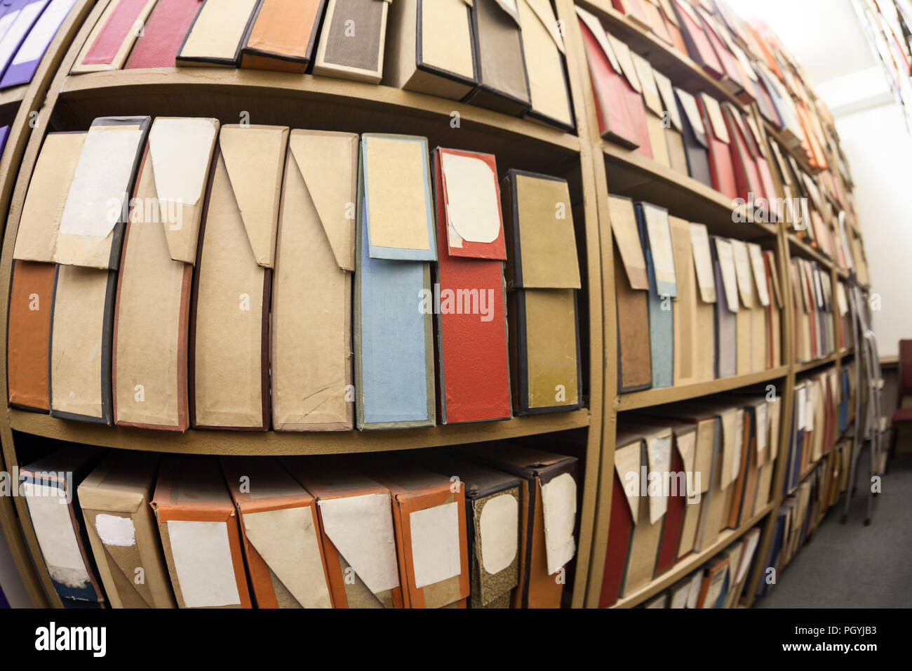 Scatole di cartone per documenti cartacei, documentazione e registrazioni in piedi su scaffali in camera di archivio, ampio angolo Foto Stock