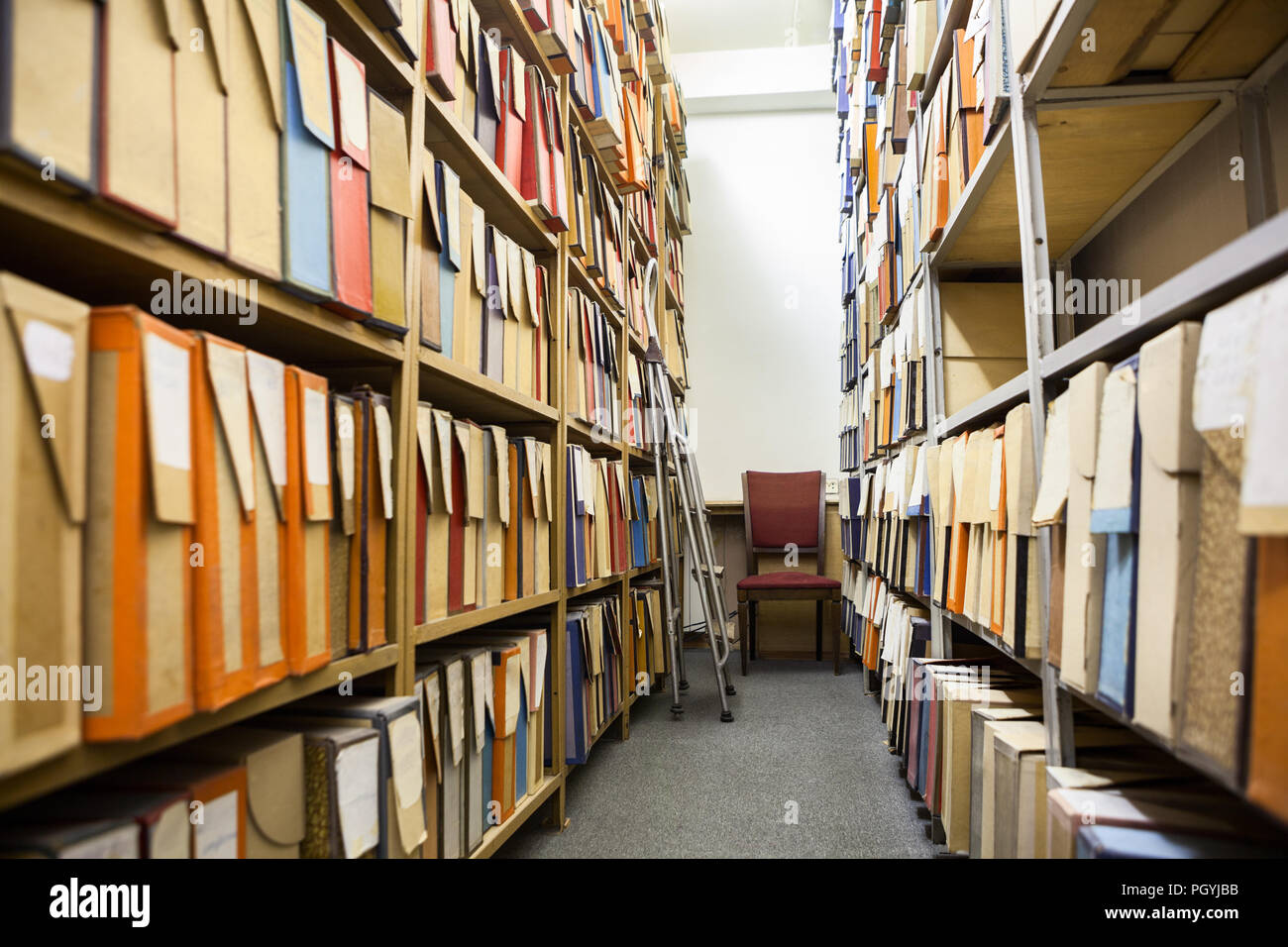 Scatole di cartone per documenti cartacei, disegni e registrazioni in piedi su scaffali in acciaio in archivio camera, nessuno Foto Stock
