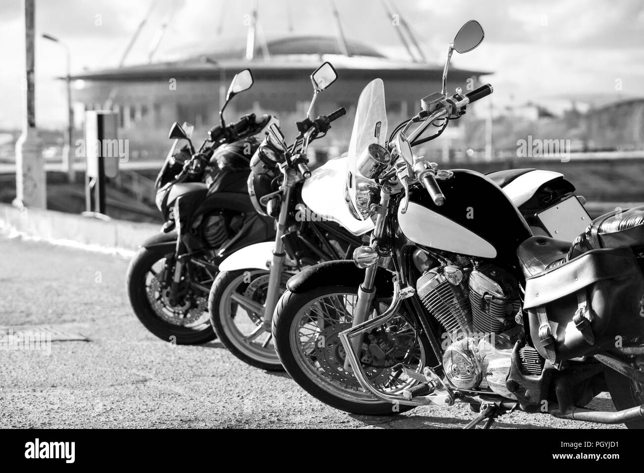 CLassic il trinciatore a bassa potenza bici e moto sportive nelle vicinanze permanente in linea, immagine in bianco e nero Foto Stock