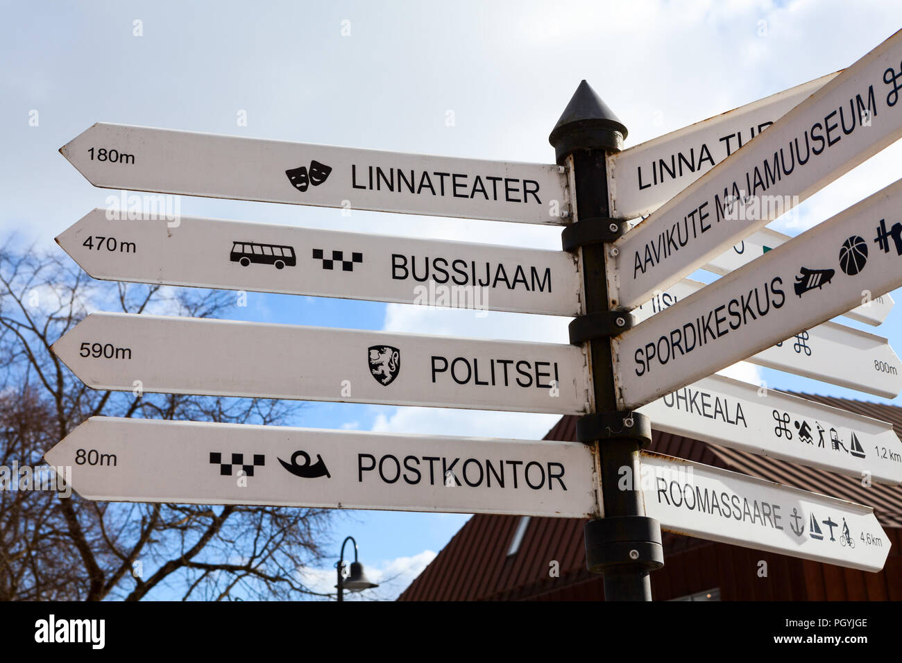 KURESSAARE, ESTONIA - CIRCA MAR, 2018: piastre di direzione sulla lingua estone sono sul dito-post su strada della citta'. Modi per teatro, polizia, stazione degli autobus a Foto Stock