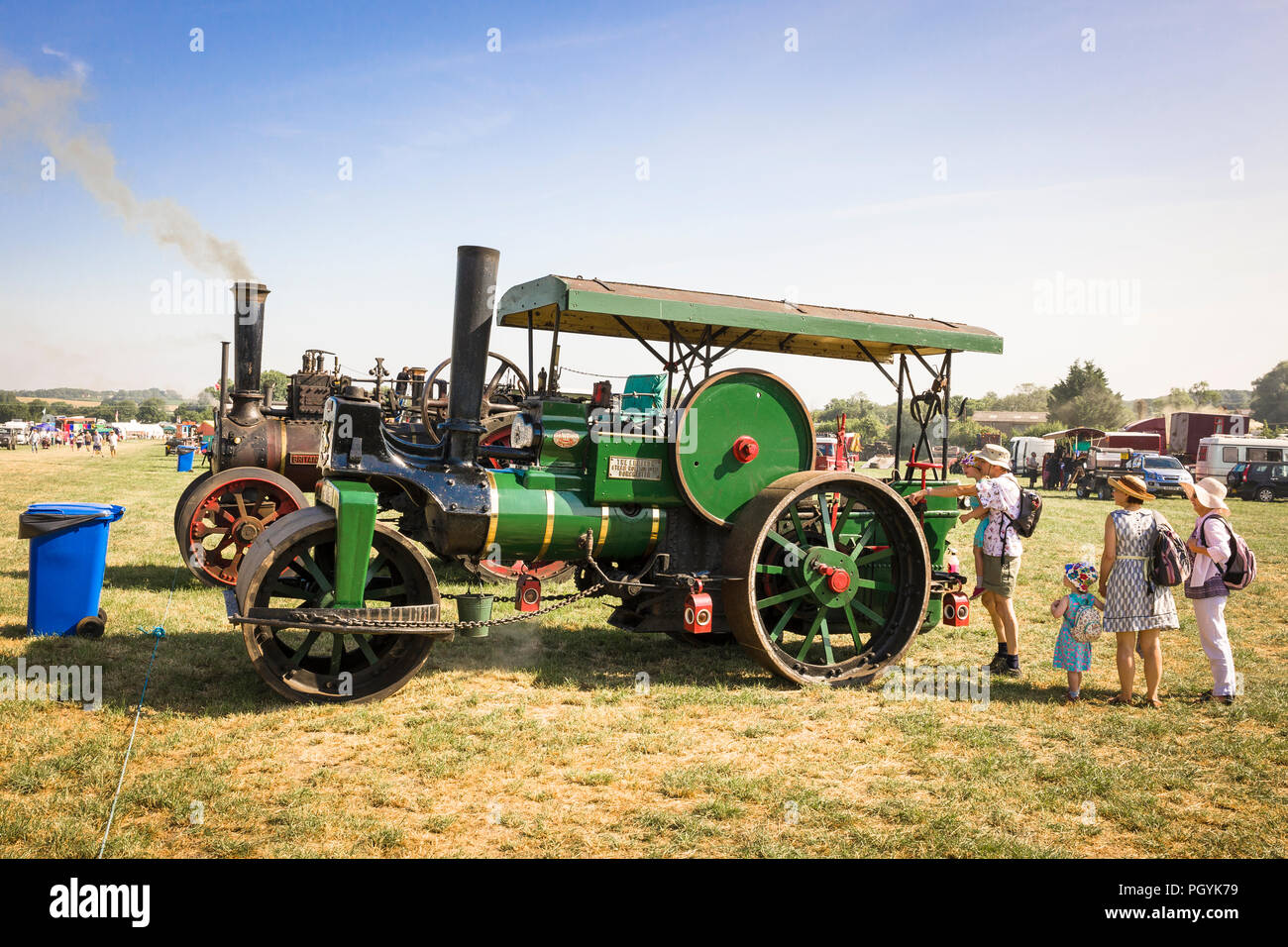 Un vecchio Aveling & Porter rullo di vapore sul display nel paese Heddington Show 2018 nel Wiltshire, Inghilterra REGNO UNITO Foto Stock