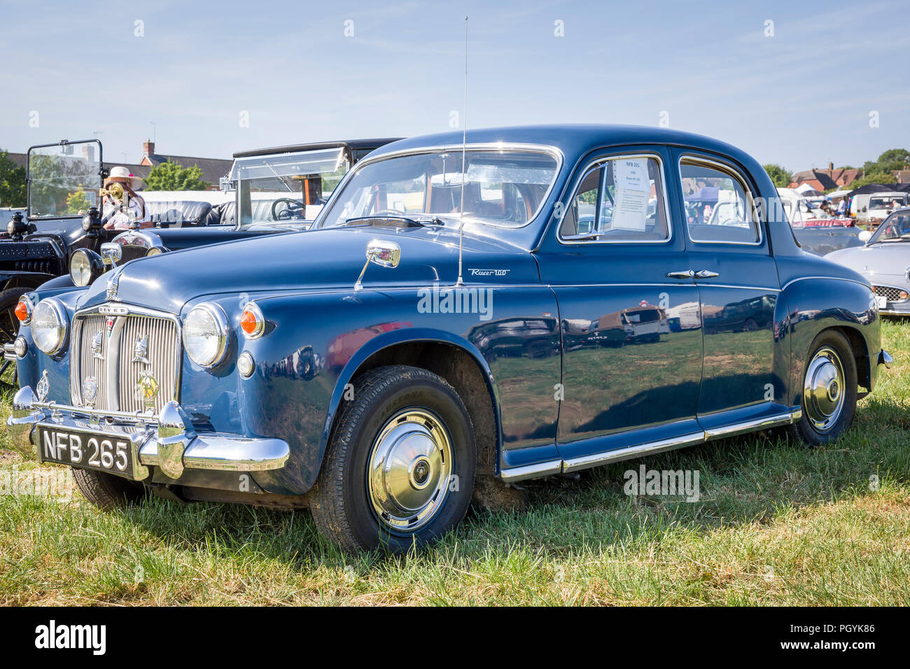 Un vecchio Rover 100 berlina sul display in paese Heddington Show 2018 nel Wiltshire, Inghilterra REGNO UNITO Foto Stock