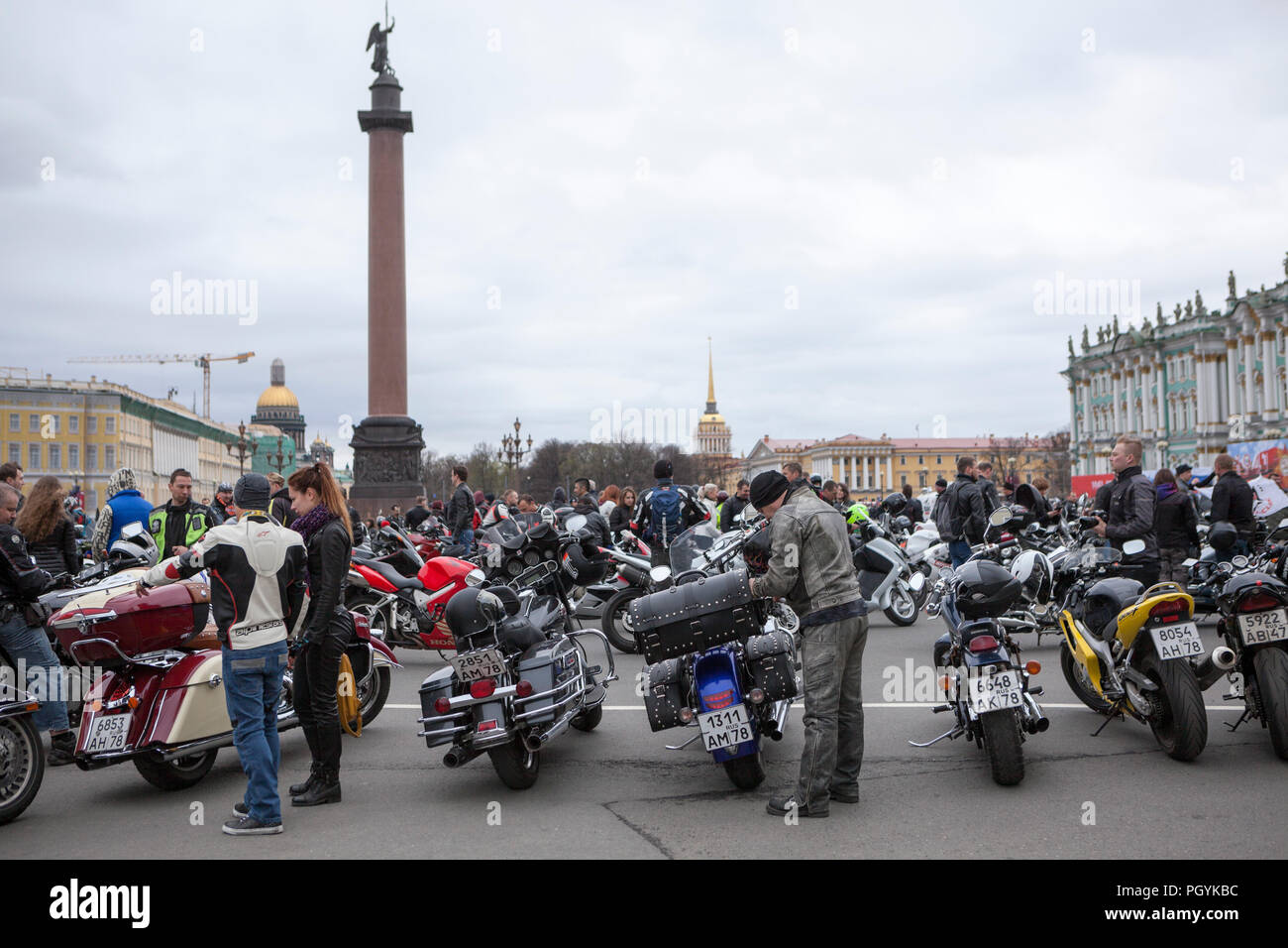 ST. Pietroburgo, Russia-CIRCA maggio, 2018: la piazza del palazzo è il luogo di incontro per tutti i motociclisti durante la stagione del motorino di apertura. Annuale libero bike parade Foto Stock