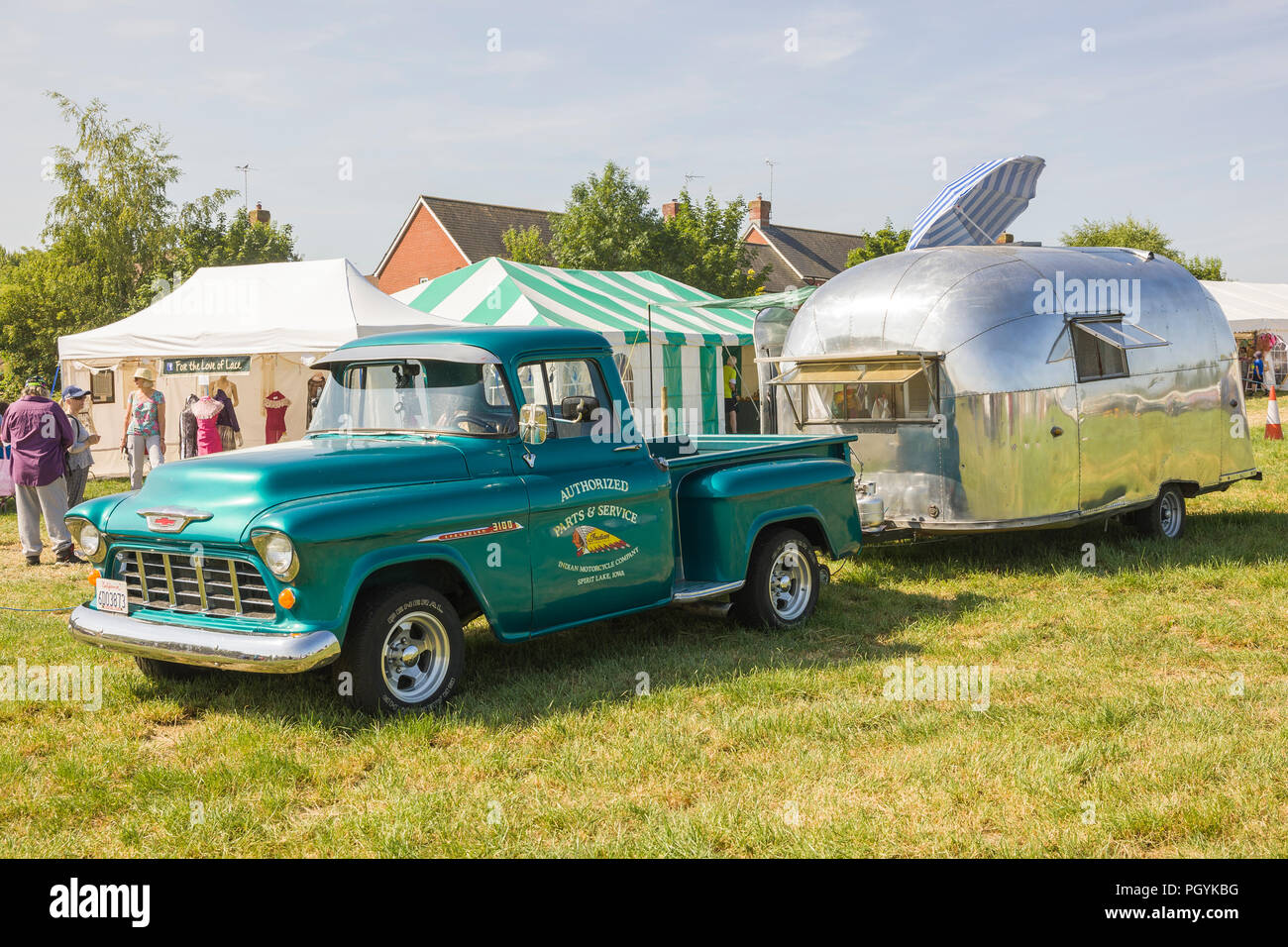 Un vecchio American Airstream caravan semplificato a Heddington Country Fair e il vapore mostra nel Wiltshire, Inghilterra UK trainato da un vecchio Chevrolet 3100 America Foto Stock