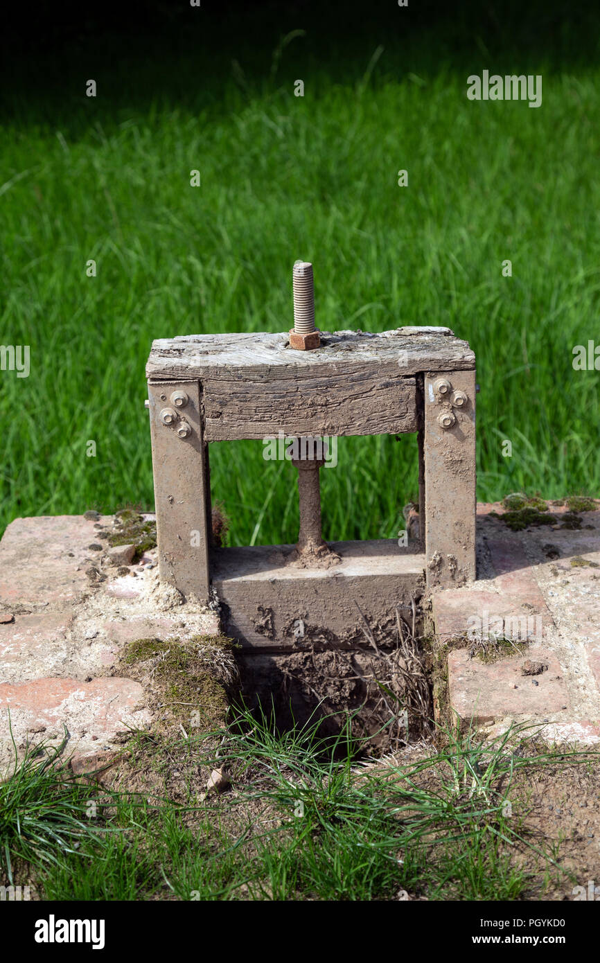Un cancello scorrevole o a un altro dispositivo per controllare il flusso di acqua di pozzo, sluice, sluiceway, canale sotterraneo, sfioratore, flume, fognature, versare, flusso, esegui, sgorgano, cas Foto Stock