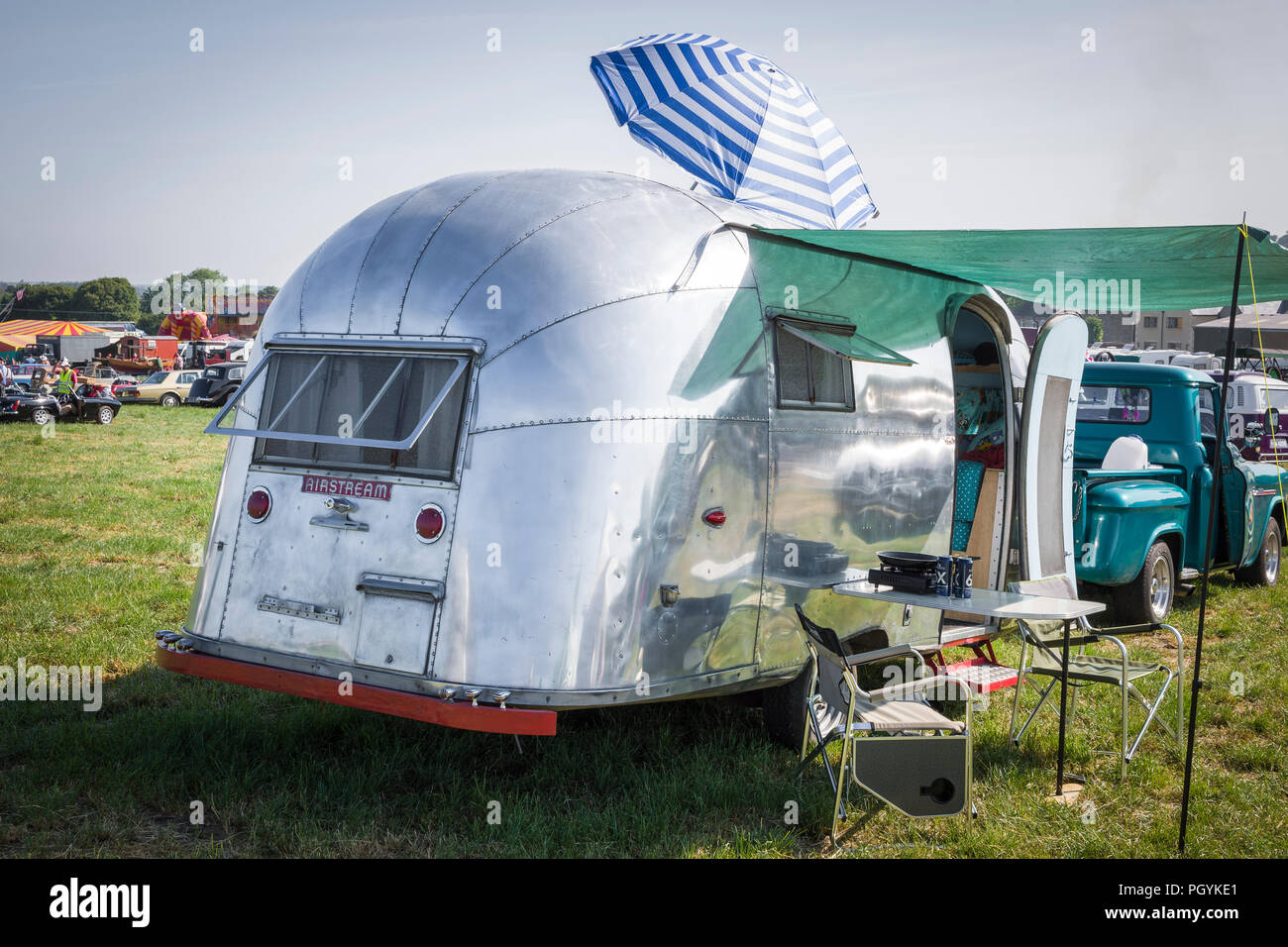 Un vecchio American Airstream caravan semplificato a Heddington Country Fair e il vapore mostra nel Wiltshire, Inghilterra REGNO UNITO Foto Stock